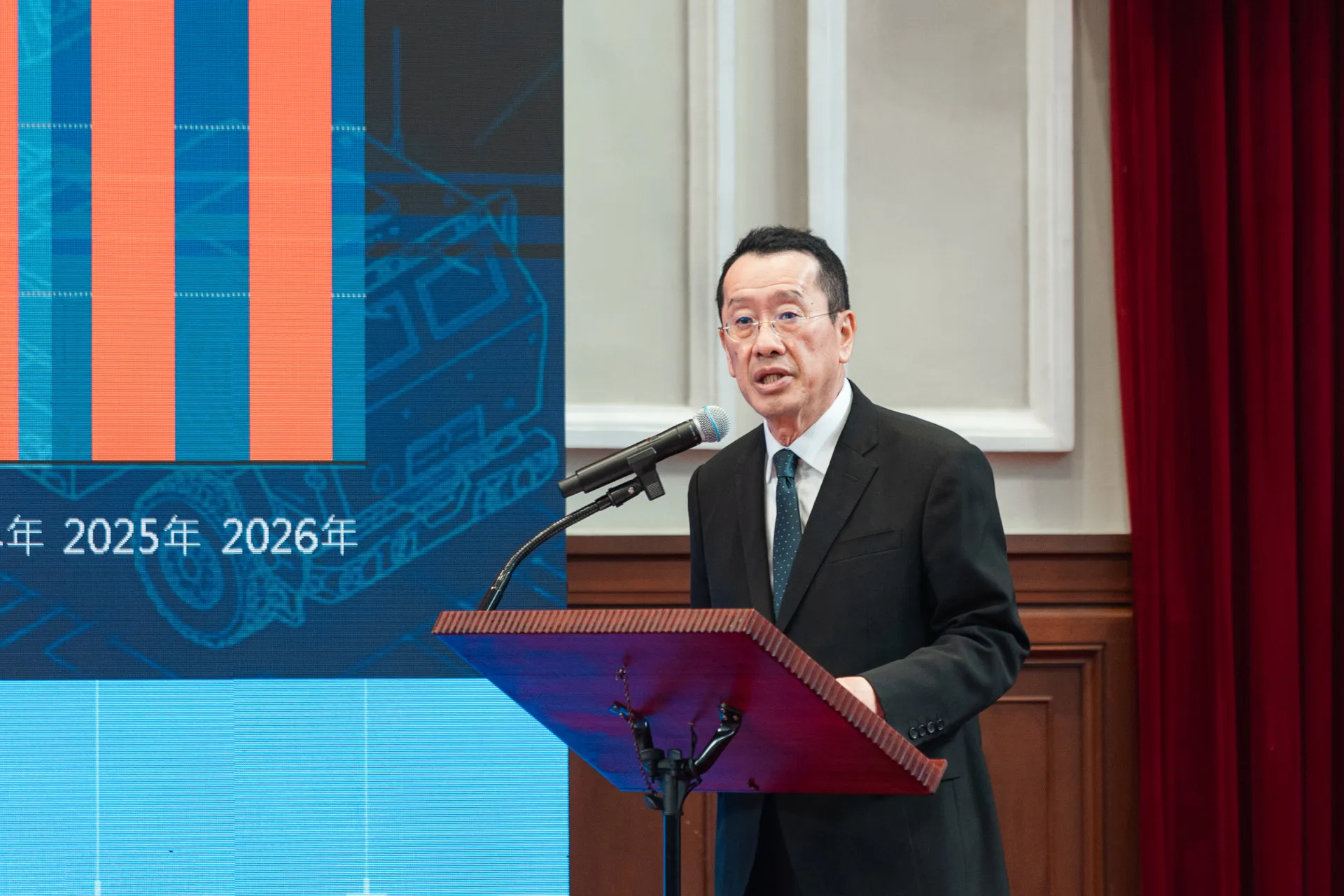 國防部長顧立雄簡報國防預算編列情形。總統府提供