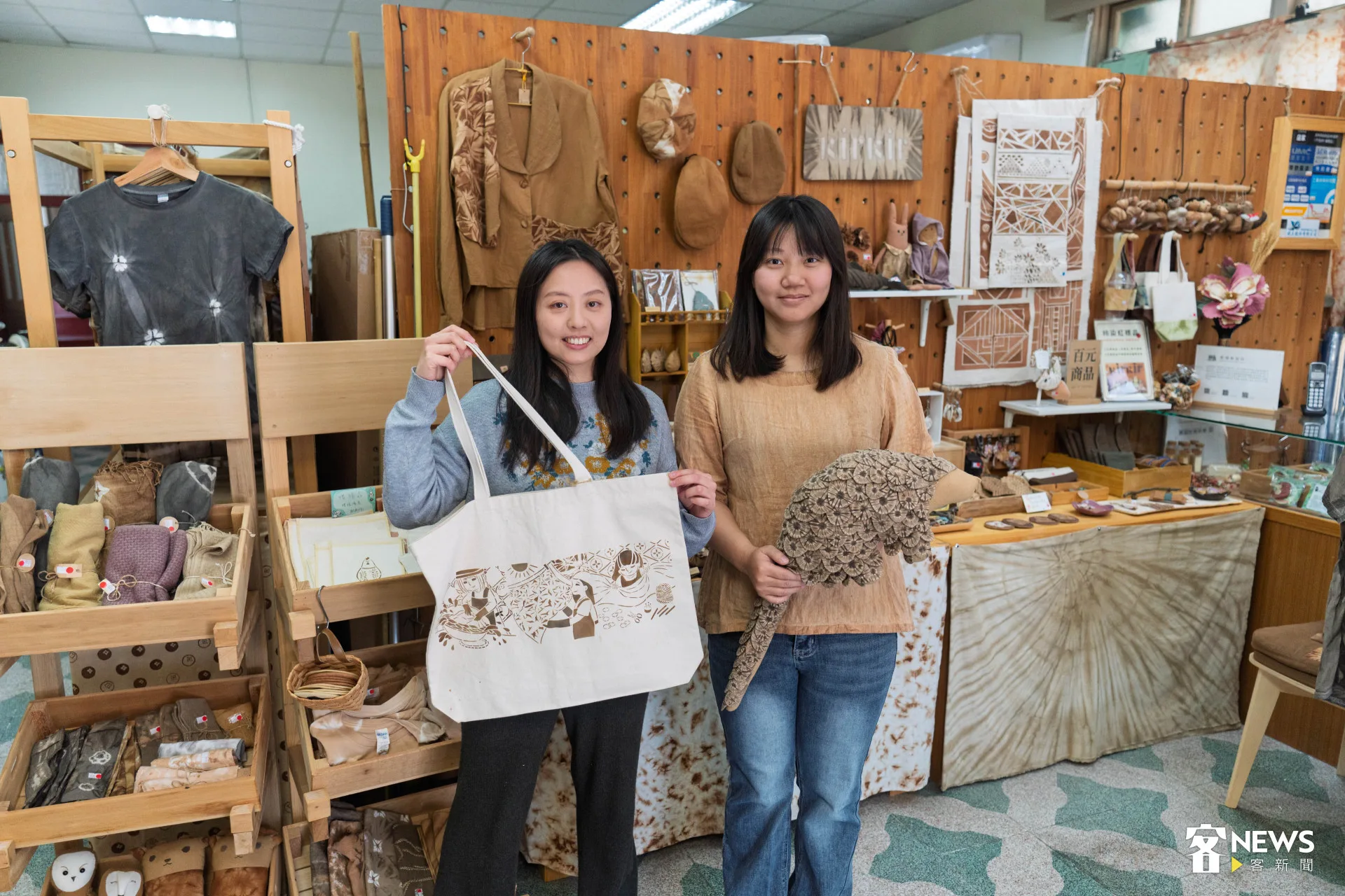 新埔柿染坊kirkir內有許多柿染產品可供購買。范修語攝