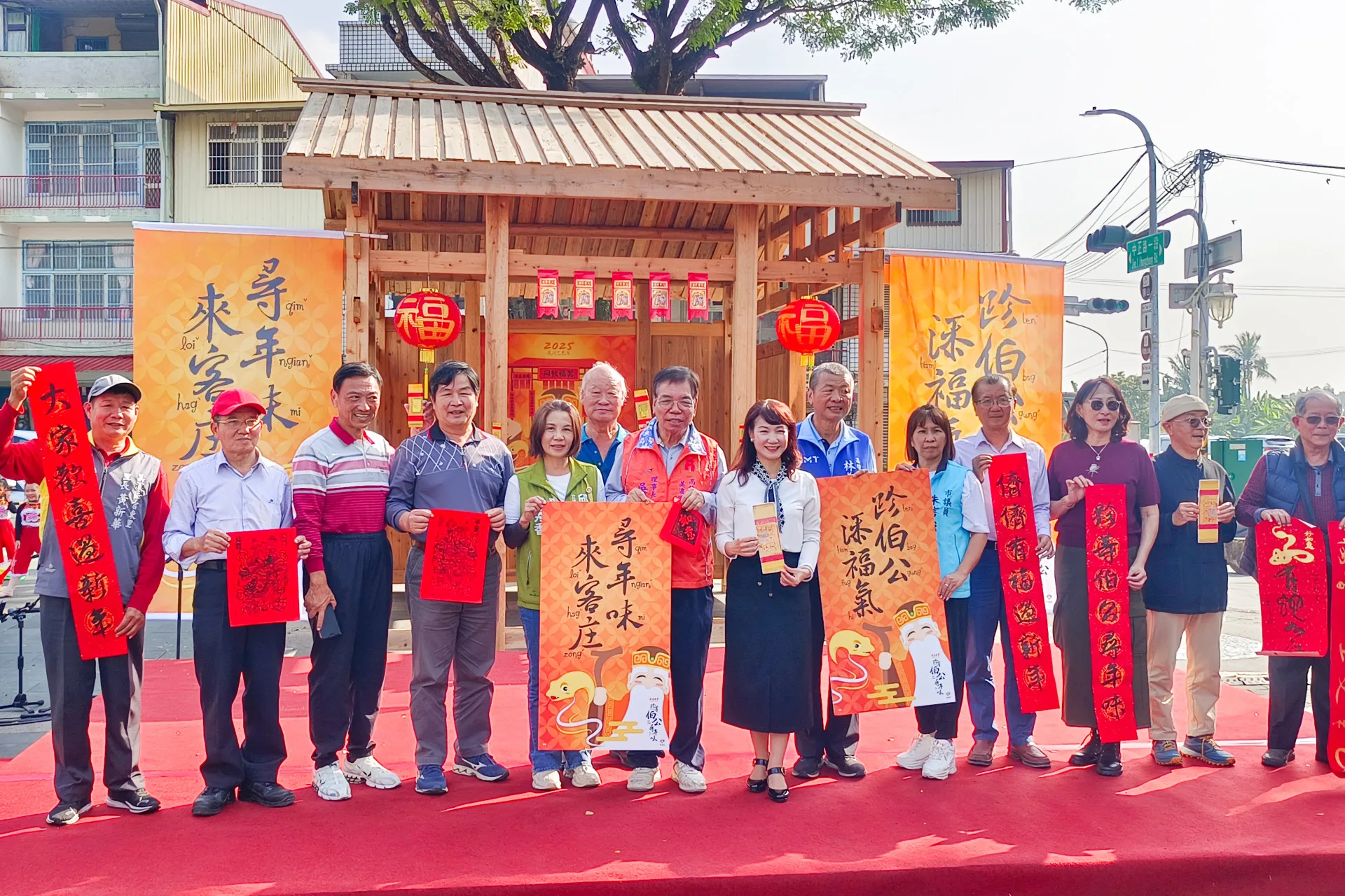 美濃永安庄居民每年歲末會自主搭建福廠,迎請庄內伯公安座過年。高雄市客委會提供