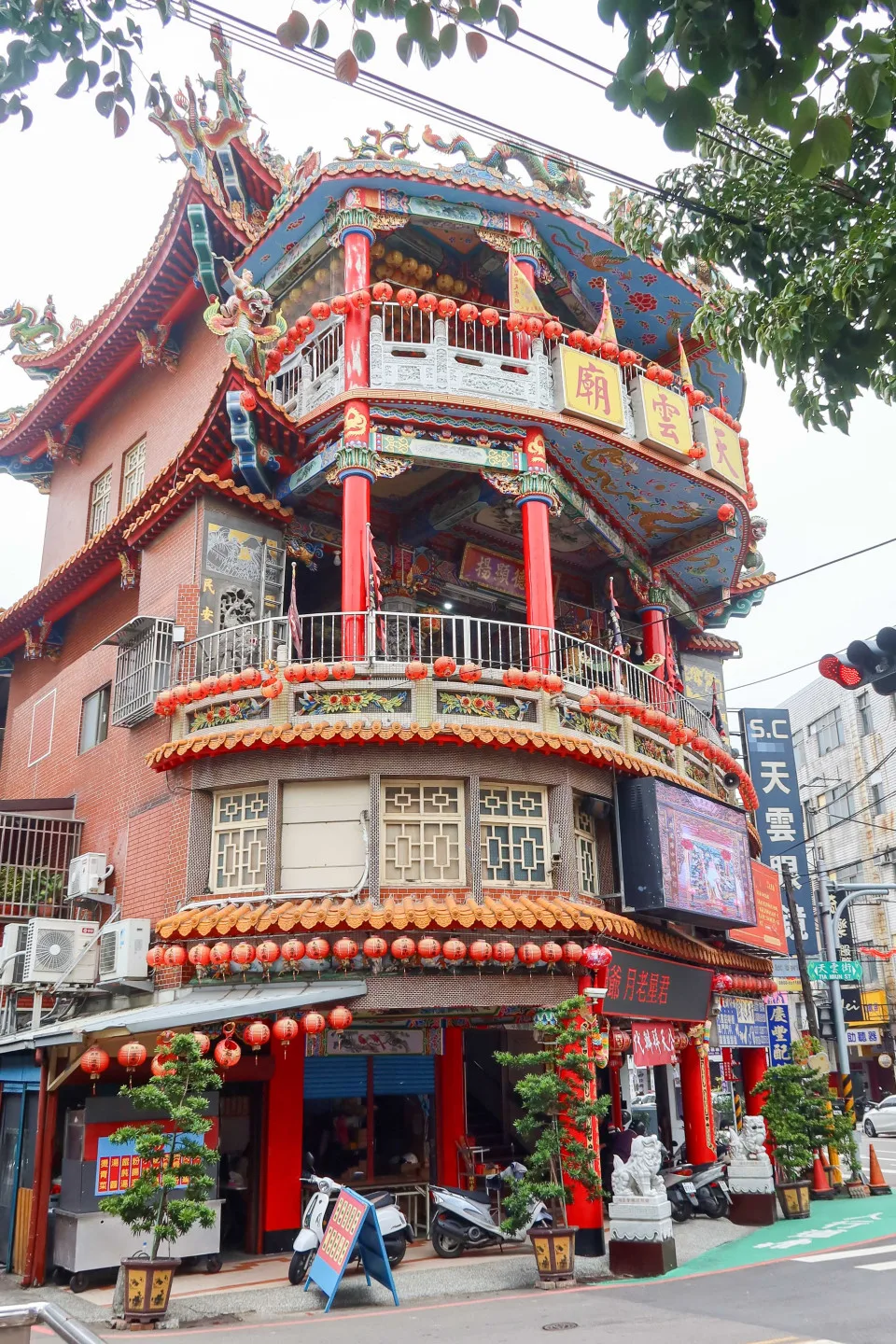 苗栗市天雲廟主祀玉皇大帝、玄天上帝，近年來春節受理幫信徒們代拜天公。何來美攝