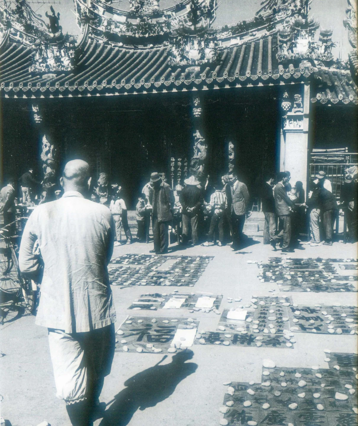 1961年苗栗天后宮廟埕都是剛寫好的春聯，在等墨汁乾，那時天后宮還未改建。已故攝影家邱德雲攝