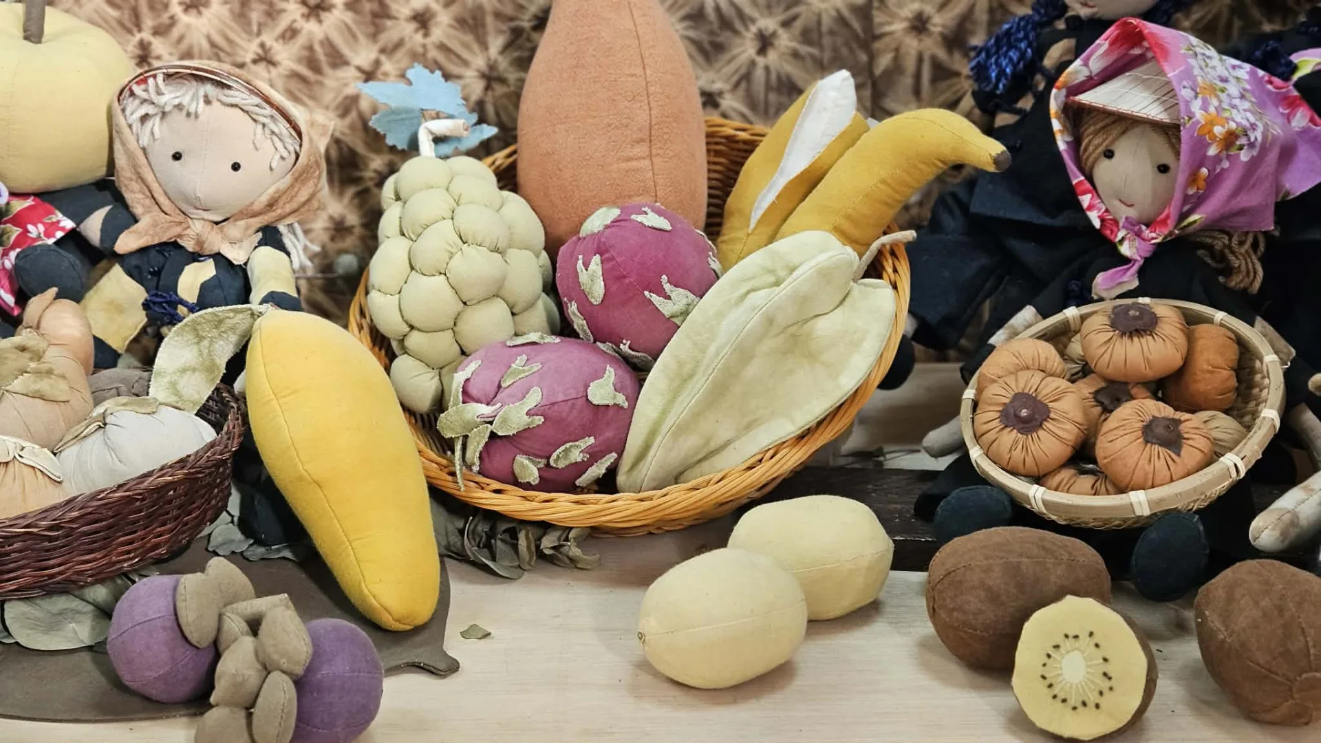 新埔柿染坊每年開發工藝品新主題，其中一年「新埔柿場」集合柿染、紫膠蟲、小花蔓澤蘭、七里香等天然染。新埔柿染坊提供