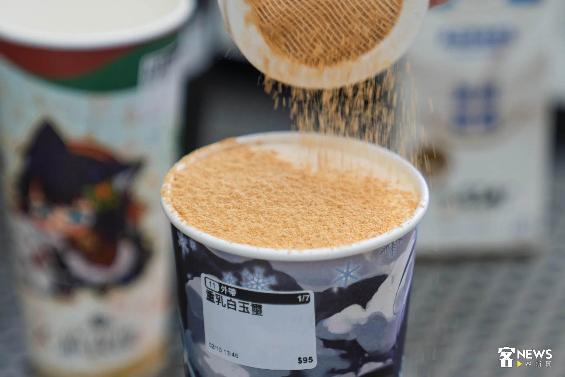 丘森茶室招牌茶飲「重乳白玉璽」,奶蓋撒上黃豆粉,滋味豐富。范修語攝
