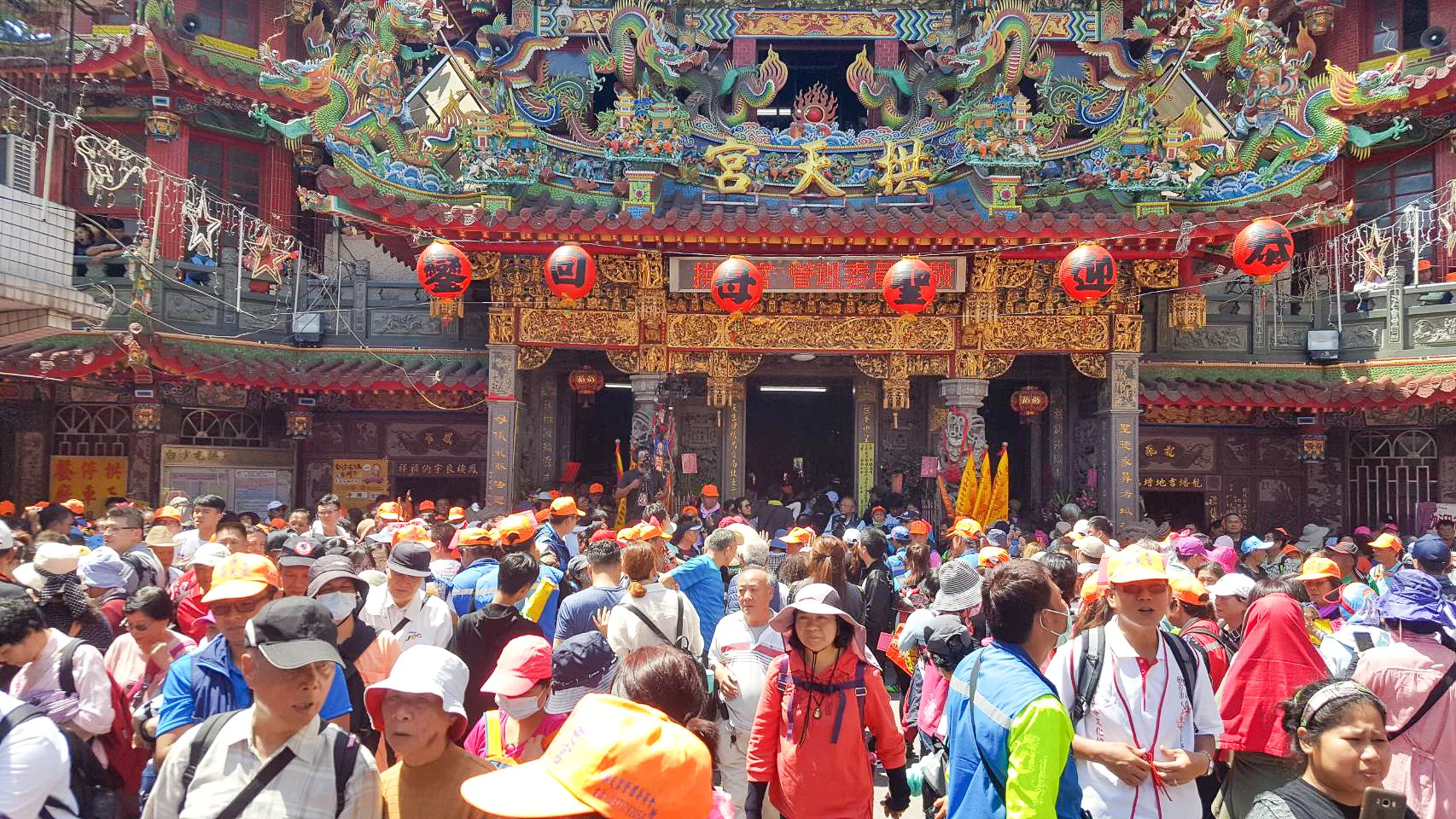 通霄白沙屯拱天宮媽祖到北港朝天宮進香,近年來吸引全台信徒,聲勢不亞於大甲鎮瀾宮,也帶動通霄鎮觀光發展,圖為信徒們擠滿拱天宮廟埕。胡蓬生攝影。資料照片
