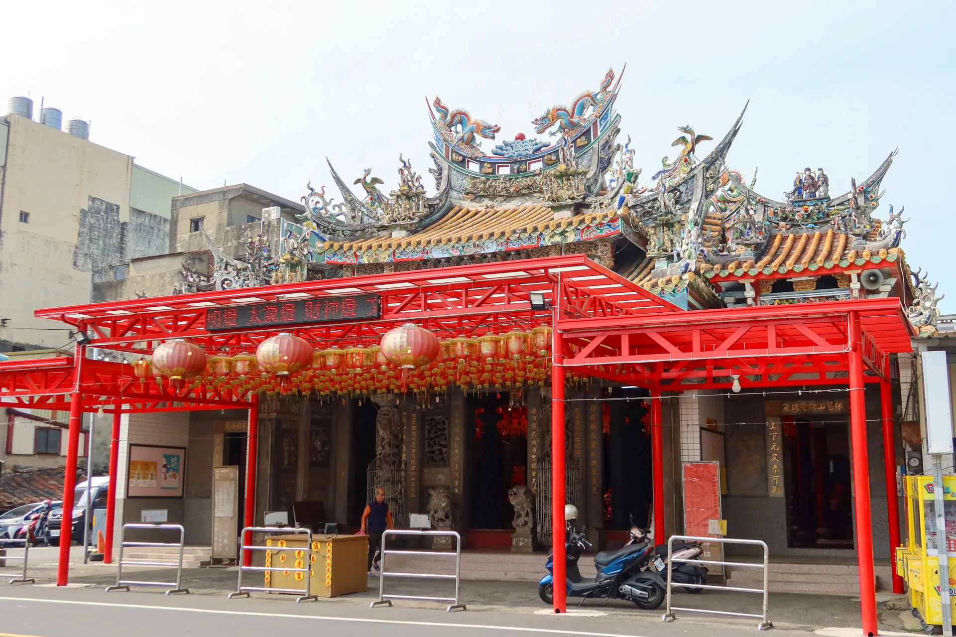 通霄街上的慈惠宮，是客閩信徒共建的廟宇，也主祀天上聖母，早期信徒以客家人較多。何來美攝