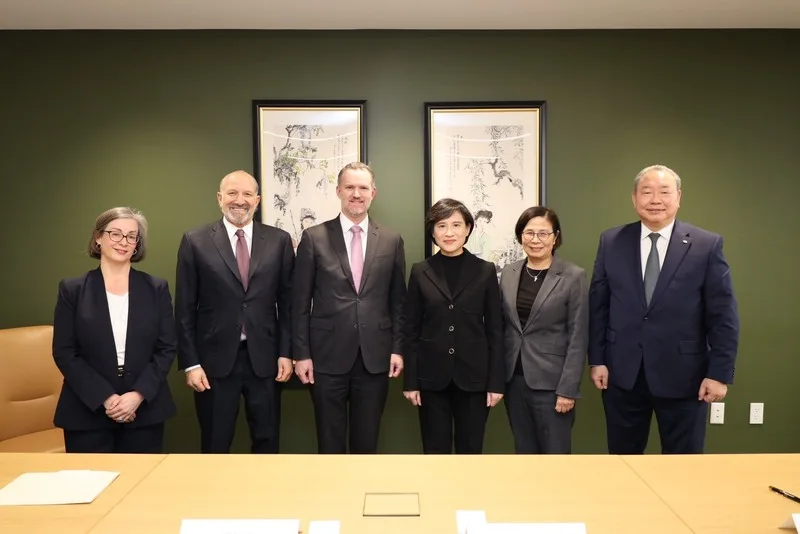 台美在美東時間2月12日簽署台美對等貿易協定（ART），雙方會後合影。左起美國在台協會（AIT）華盛頓總部執行理事藍鶯、美國商務部長盧特尼克、美國貿易代表葛里爾、行政院副院長鄭麗君、行政院政務委員楊珍妮、駐美代表俞大㵢。行政院提供