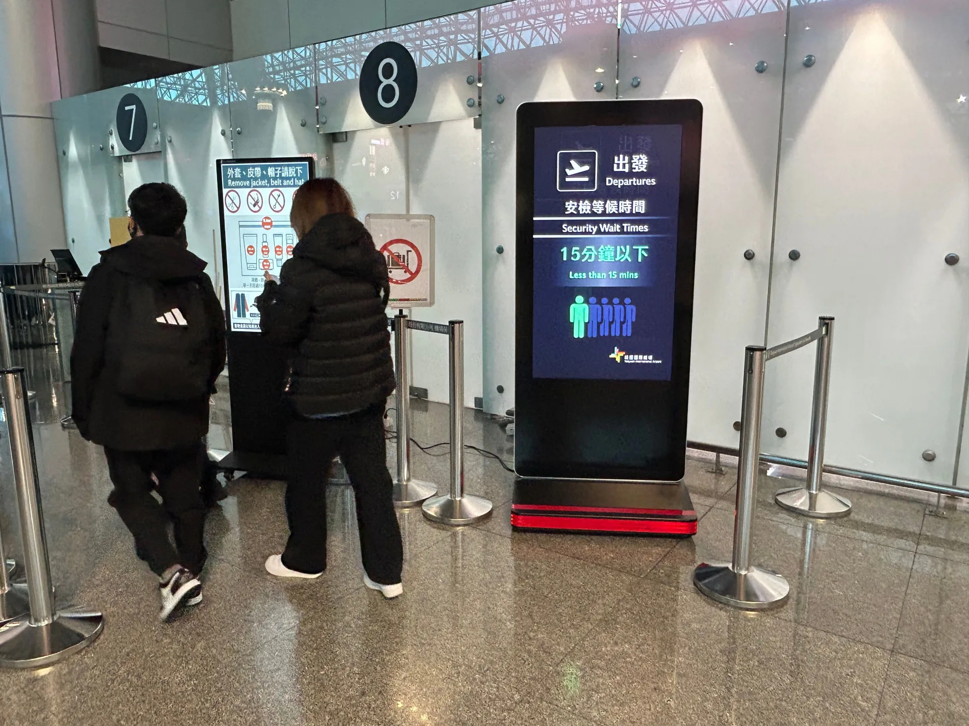 為方便旅客掌握時間，機場公司於出境驗票口旁設置預估通關時間告示牌，請旅客留意並儘早完成安檢。桃機提供