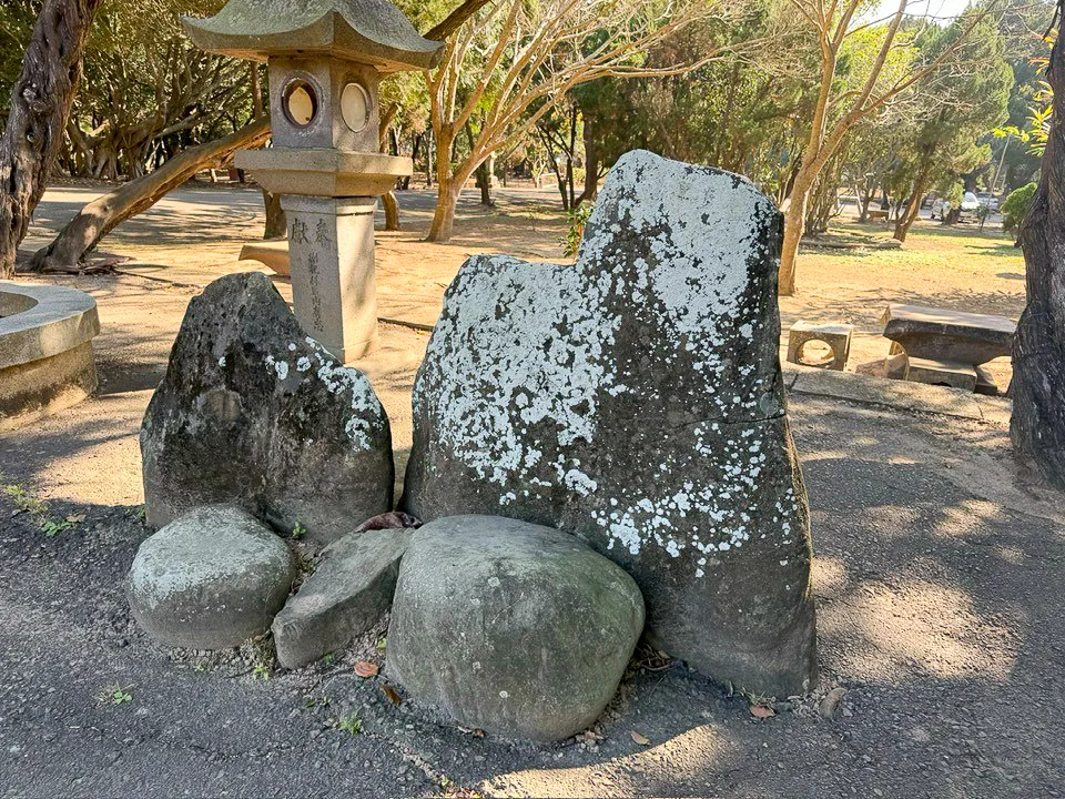 青草湖靈隱寺周邊,陳列多處大型岩塊。部分外觀呈現疑似化石結構,但未進行正式地質鑑定。陳權欣攝