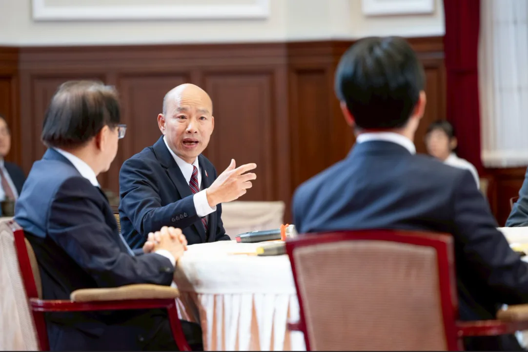 總統賴清德今天（23日）與五院院長舉行閉門新春茶敘。立法院長韓國瑜會後表示，將邀請賴清德就當前中華民國處境、大家憂心的問題、總統希望立院下會期能夠解決的問題，親自到立法院說明，「賴總統欣然接受」。總統府提供