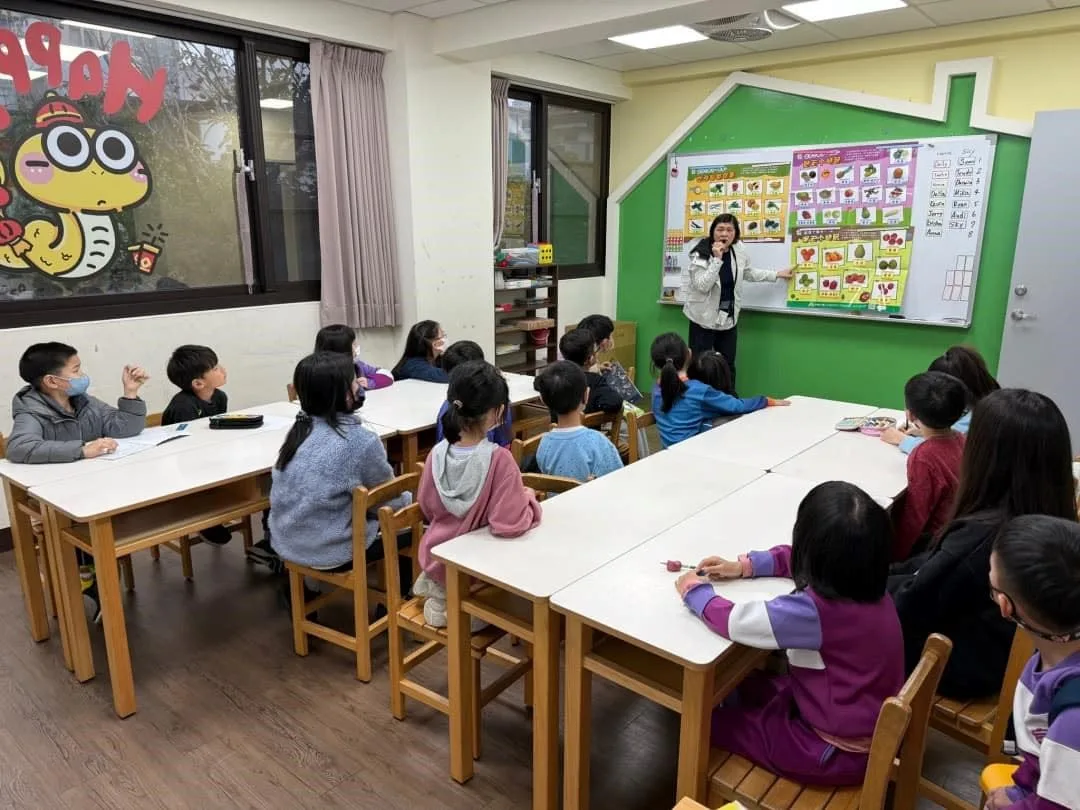 教育局長蔡淑貞指出，據統計，2025年9月至12月，新竹縣全縣國中小學生已有1183人通過客語認證，目前有31校開設42個客語輔導班。新竹縣政府提供