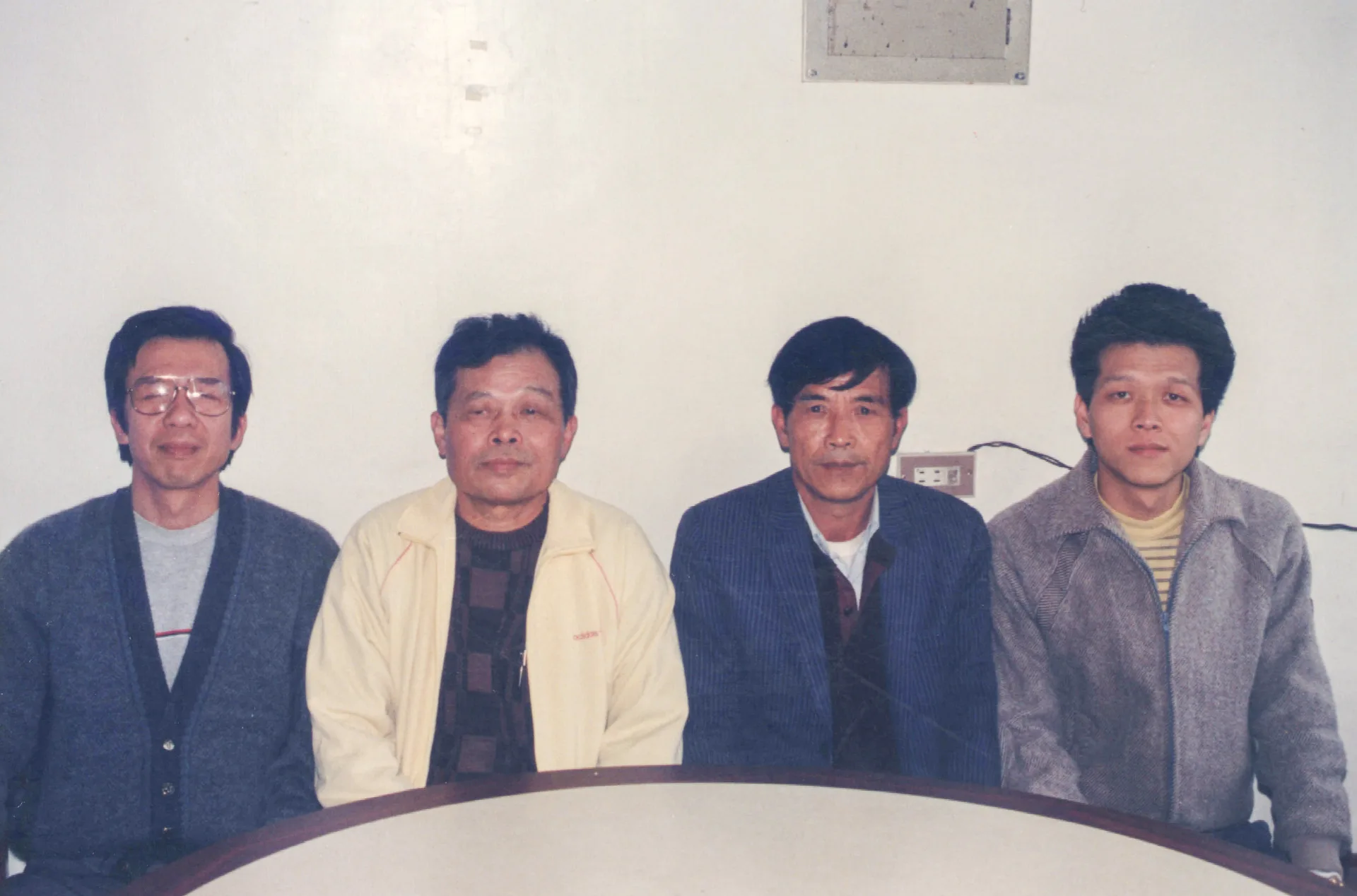 楊長鎮來芎林我家討論台灣客家的未來。黃卓權（左一）、黃榮洛（左二）、沈逢玉（右二）與楊國鑫（右一）。1991，芎林，楊長鎮攝