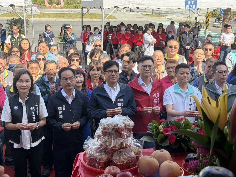 高雄市長陳其邁（中）參與高雄市客家傳統祭儀「新春祈福」，準備參選高雄市長的民進黨立委賴瑞隆（前排右3）及國民黨籍立委柯志恩（左1）也到場參與，為高雄祈求風調雨順、國泰民安。中央社