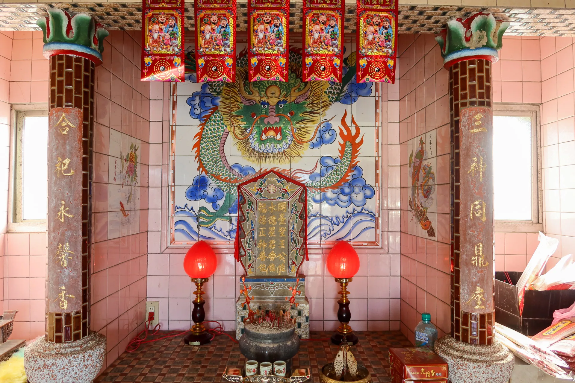 銅鑼鄉竹森村128線路旁的三合祠，內奉祀開台聖王、水德星君與福德正神。何來美攝