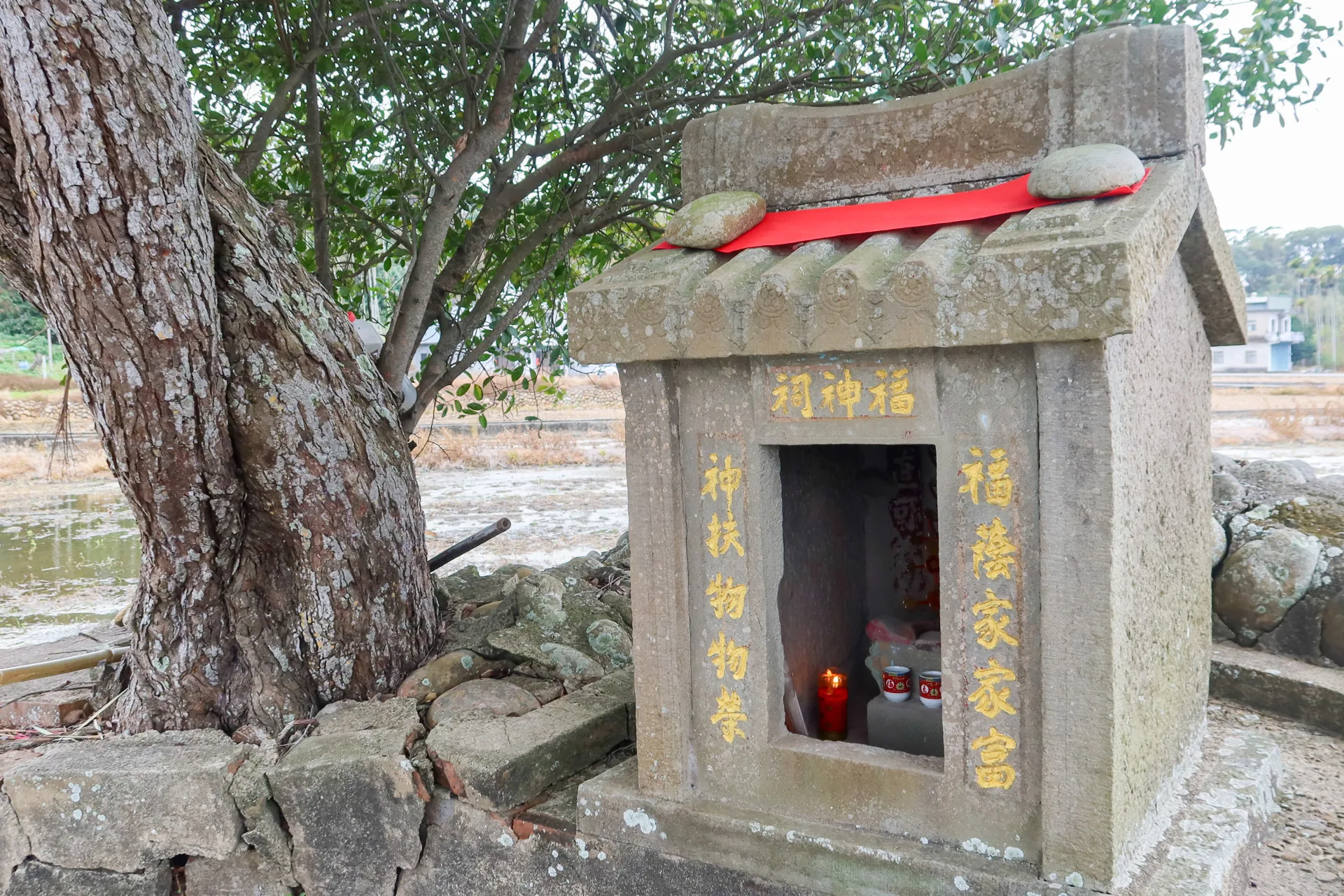高埔村10鄰徐屋伙房前的田心福神祠。何來美攝