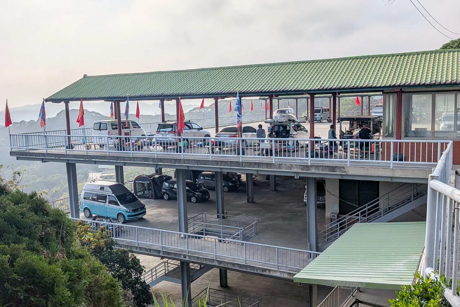 通霄福龍宮廟埕建有立體停車場，已成為車駕愛好者泊車夜宿的理想宮廟。何來美攝