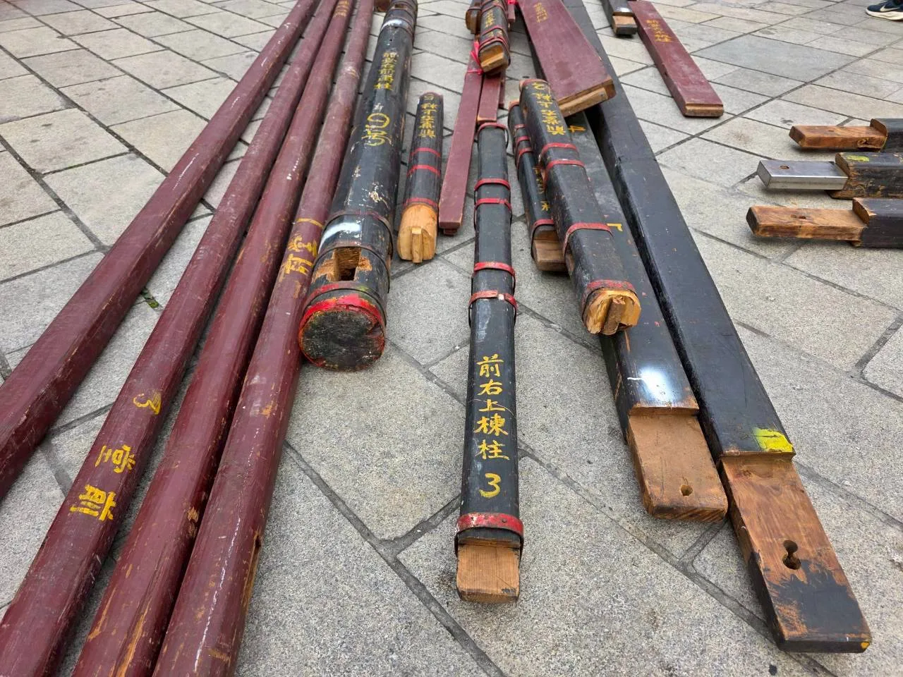 六根村三山國王廟今天開始搭建福廠，在地方耆老帶領下，將已有148年歷史的194件木製部件，依編號、一一榫接。佳冬鄉公所提供