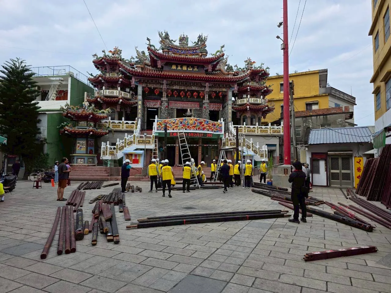 屏東縣佳冬六根莊三山國王廟前，今天（26日）搭建木製福廠，明天作福、新丁新枝祭。佳冬鄉公所提供
