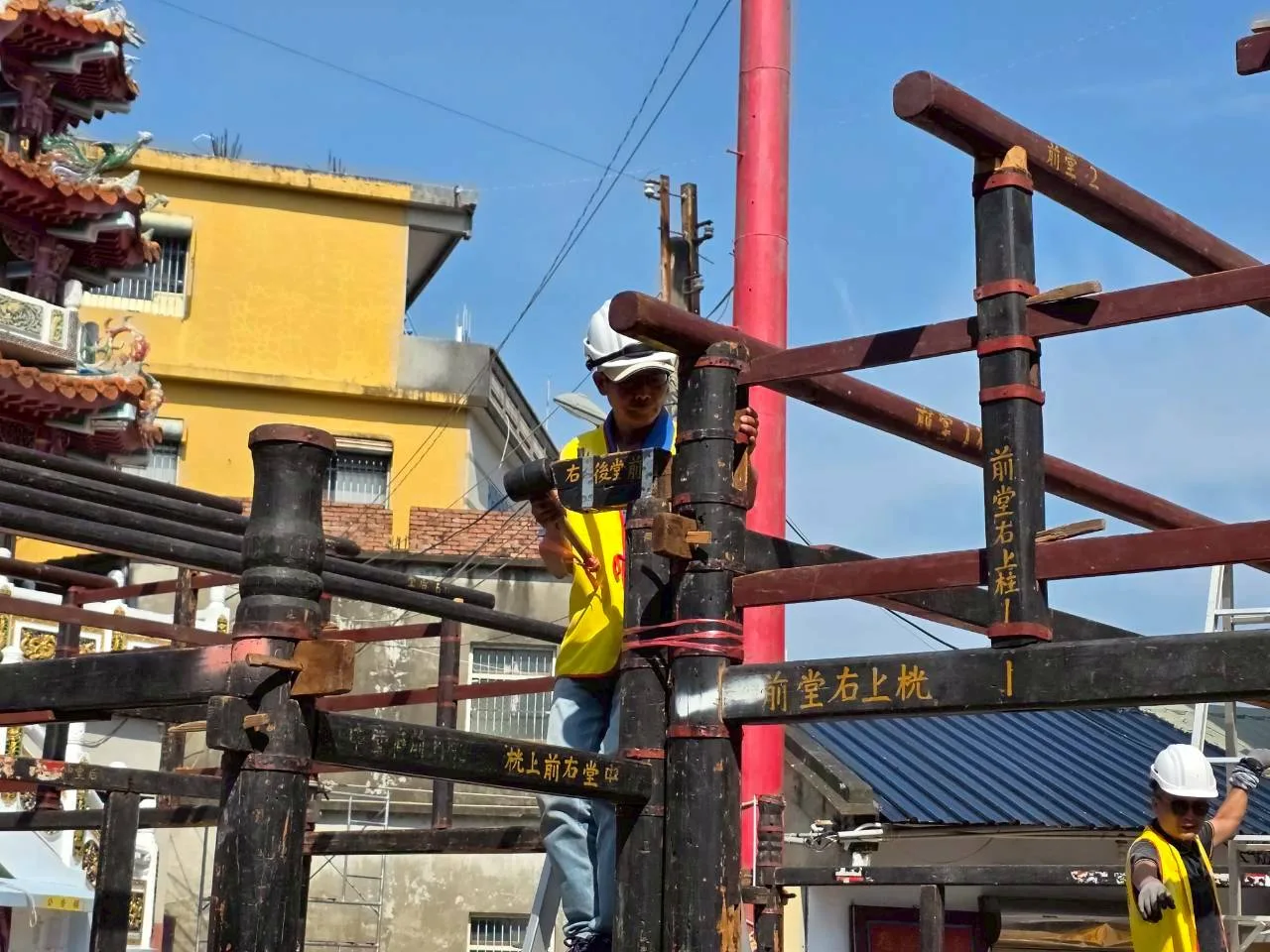 六根村三山國王廟今天開始搭建福廠，在地方耆老帶領下，將已有148年歷史的194件木製部件，依編號、一一榫接。佳冬鄉公所提供