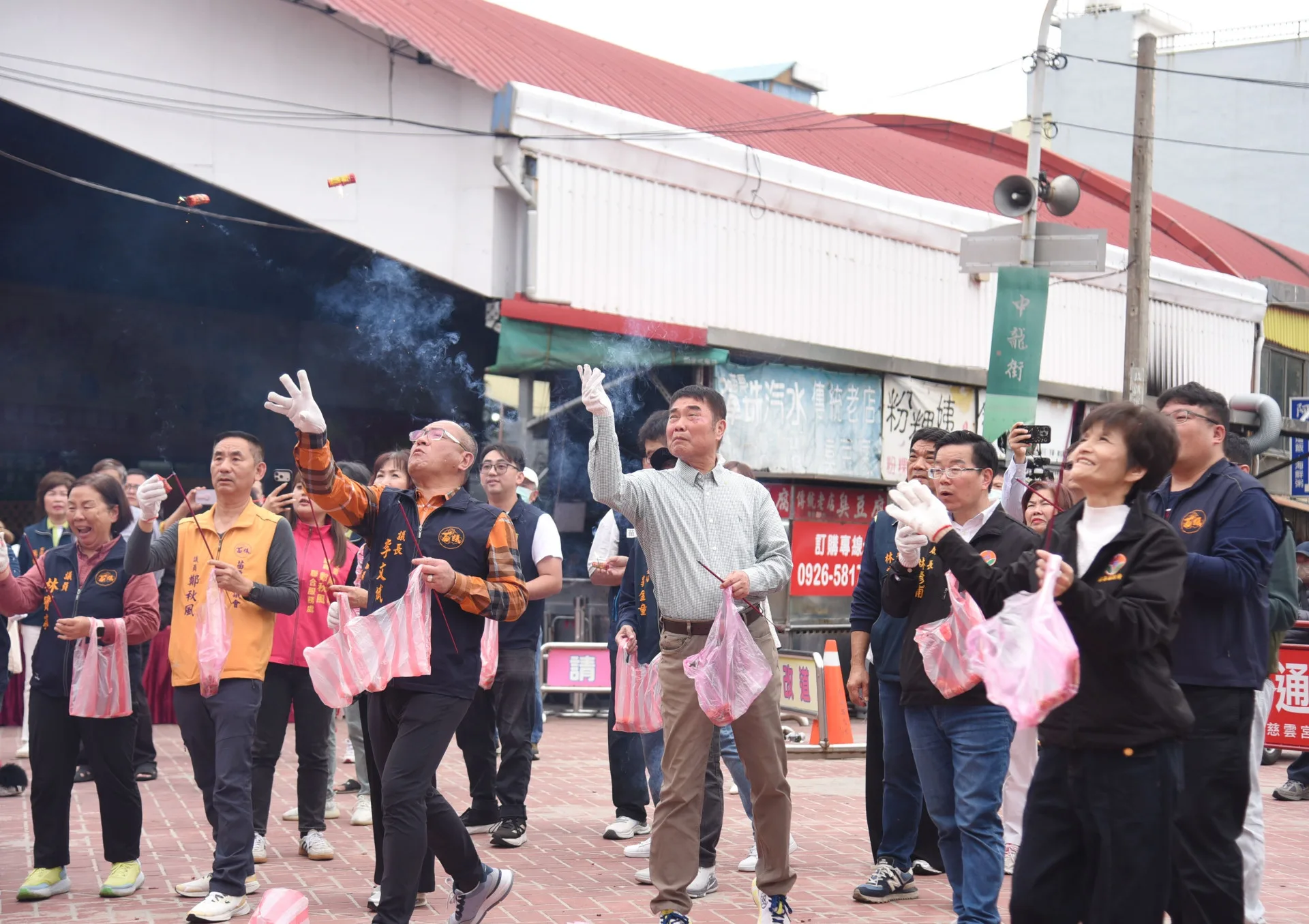 各界來賓今天在苗栗後龍慈雲宮，小試身手、攻炮城。