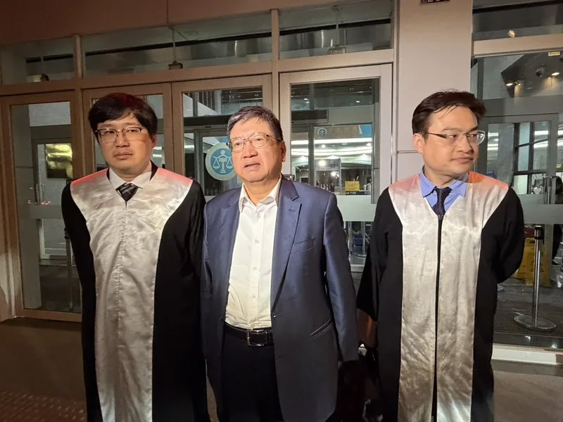 新竹地院審理竹縣長楊文科（中）等人涉護航建商導致天坑案，25日言詞辯論終結，檢方對楊文科求處10年以上徒刑；楊文科受訪表示，相信司法會還自己清白。中央社