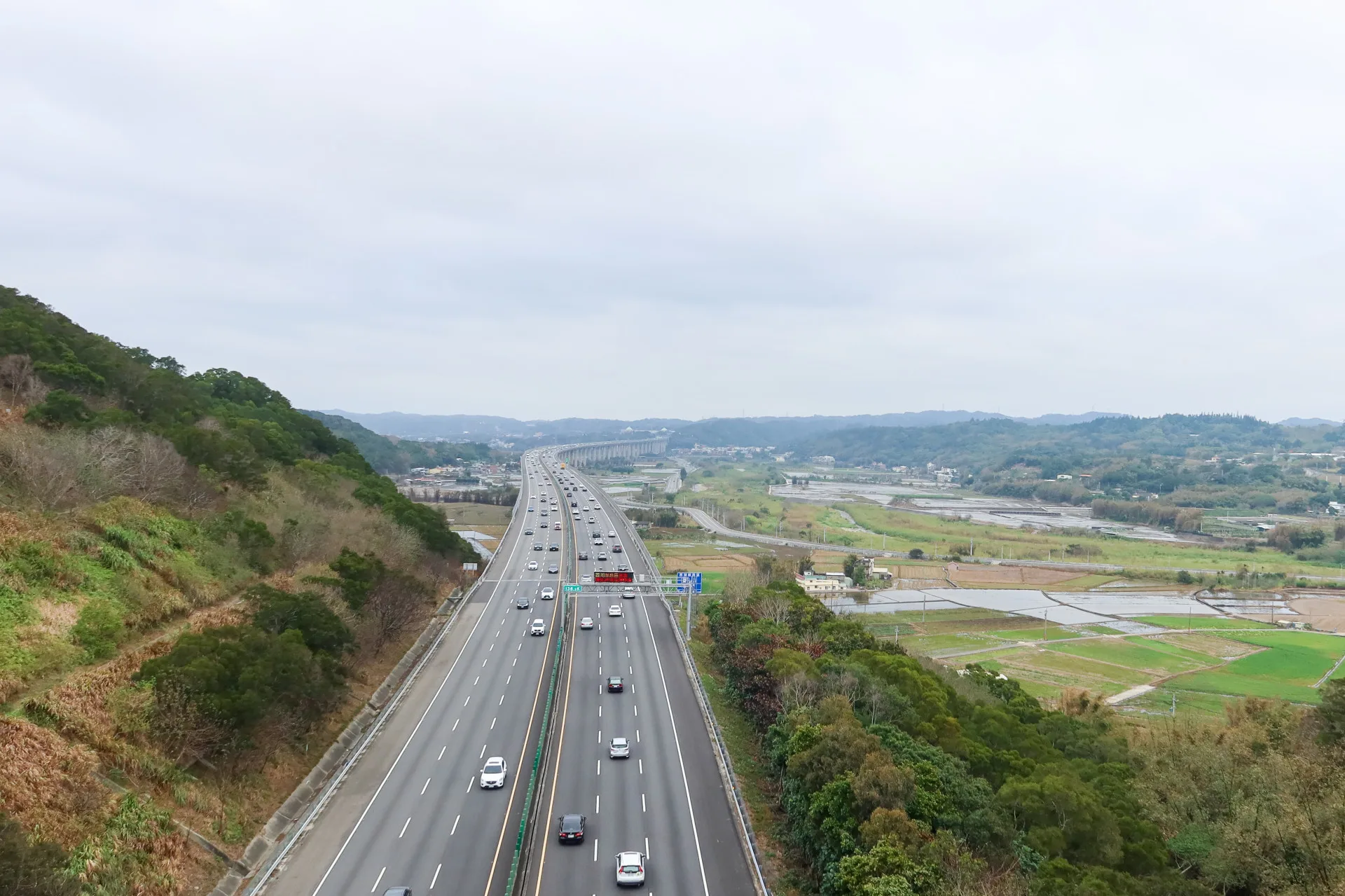 從通霄北勢窩朝北俯瞰中二高車水馬龍，西湖鄉三湖、四湖村一帶平疇綠野，非常壯觀。何來美攝
