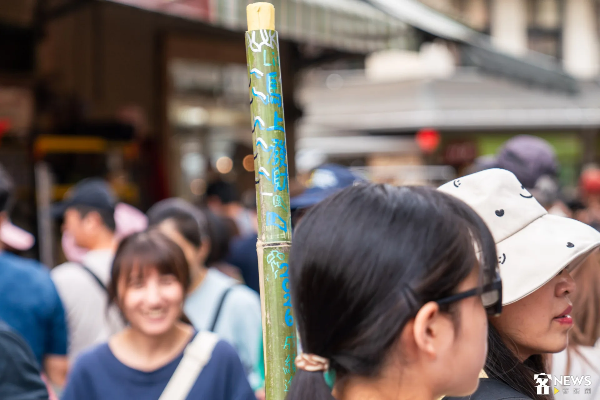 油笐火DIY民眾寫下今年的希望。朱愷元攝