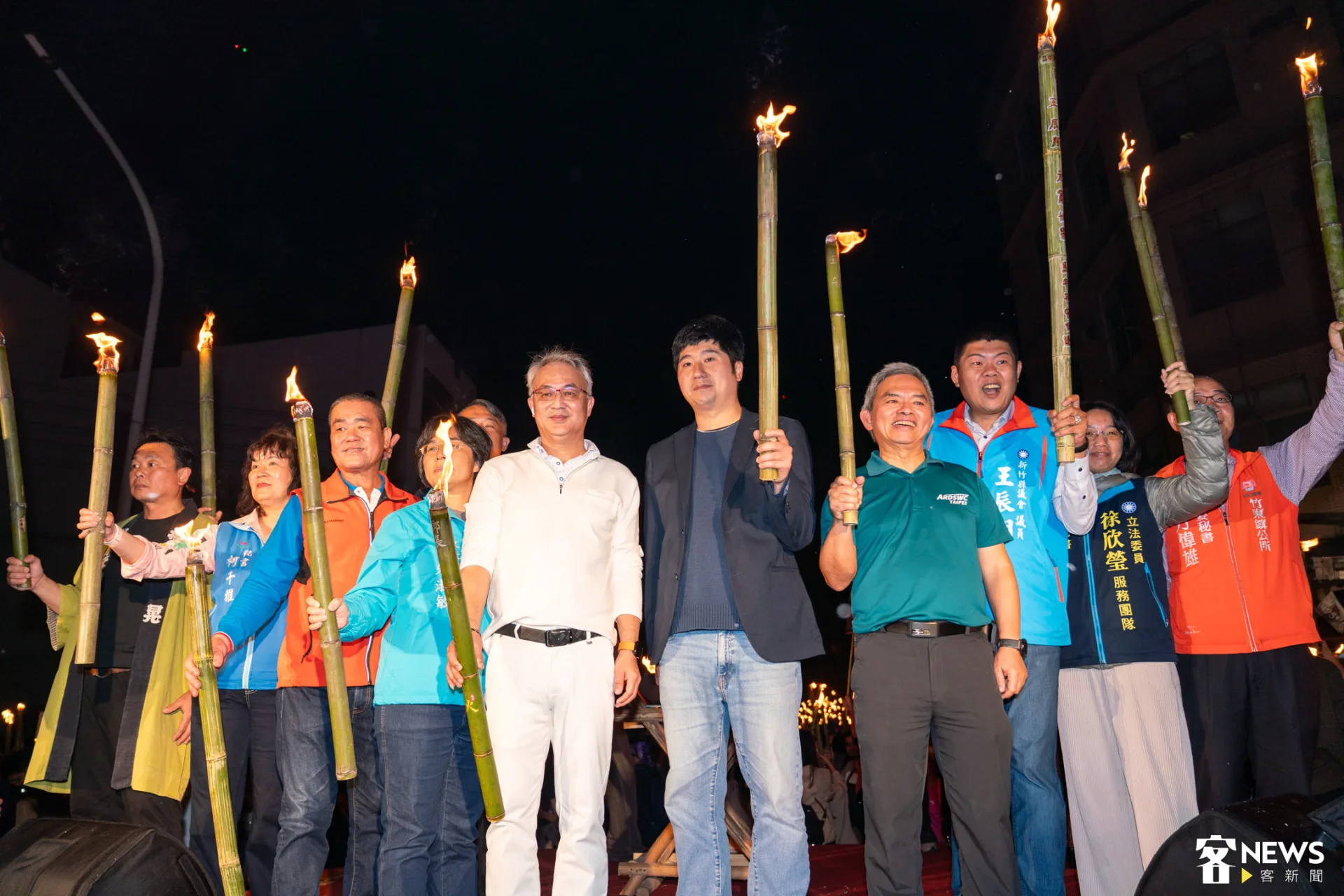 客委會副主委邱星崴(中)點亮火把之後,活動正式開始。朱愷元攝
