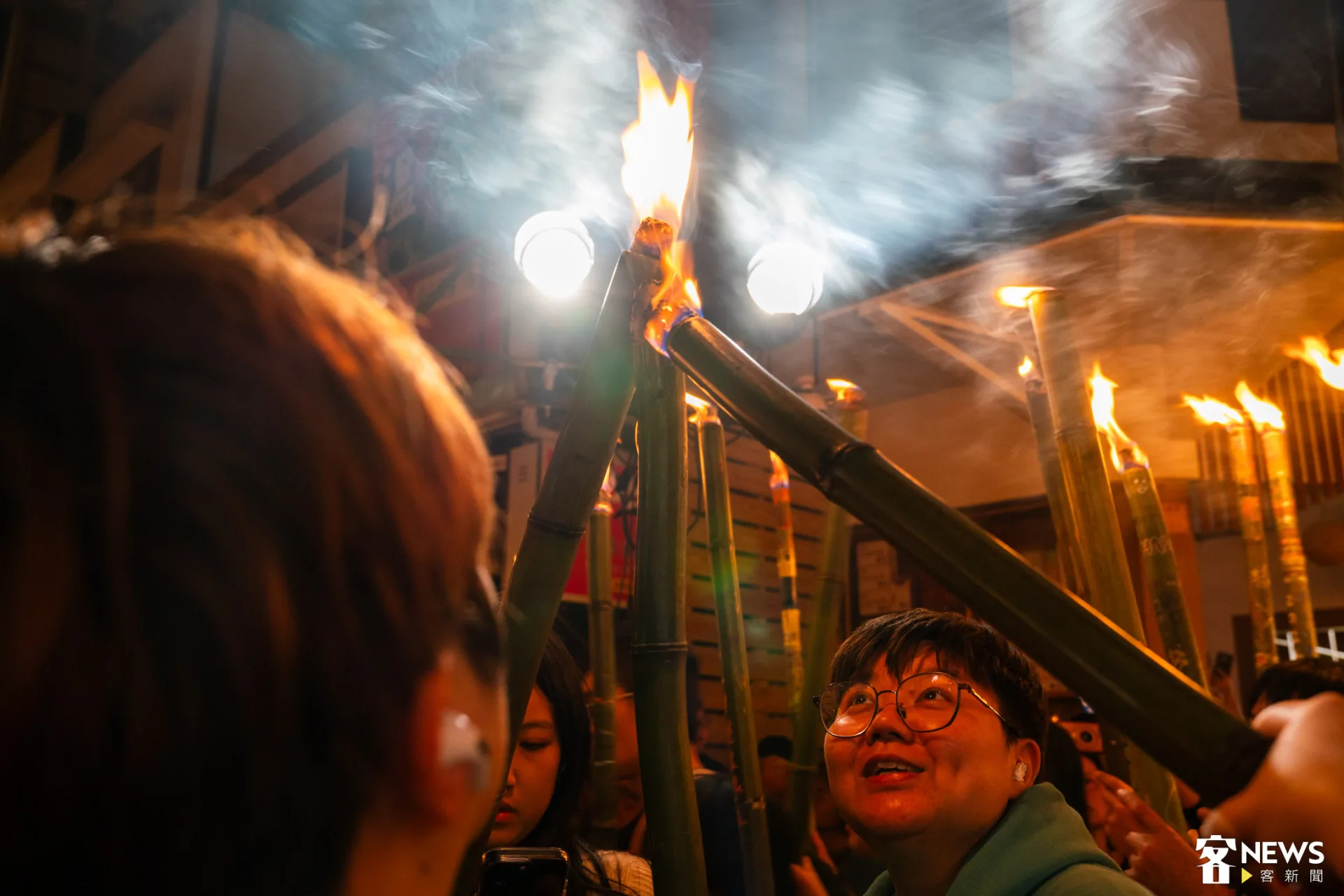 大家互相傳遞「母火」,延續這項文化。朱愷元攝