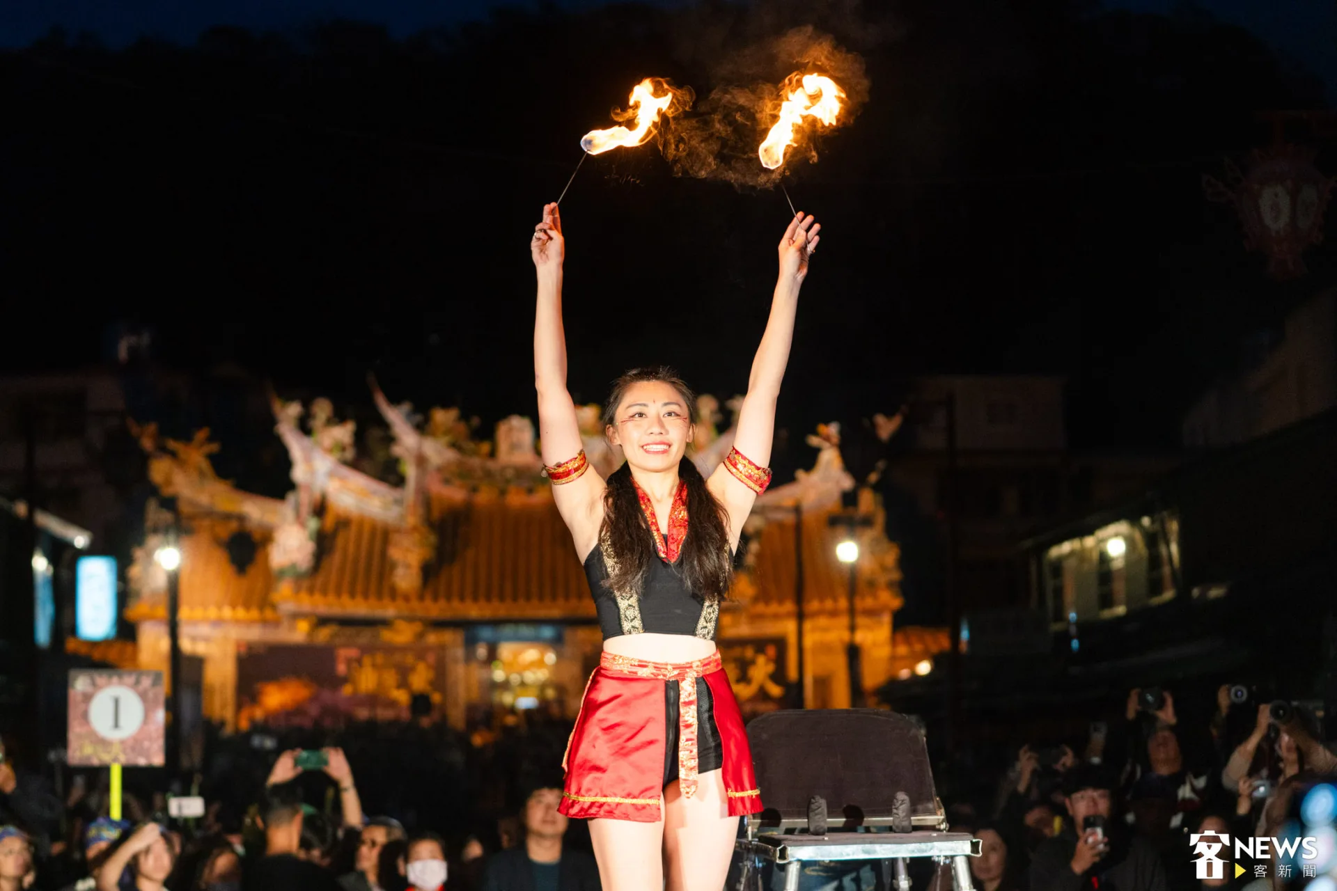 剛登上「英國達人秀」的楊立微受邀來到北埔演出,並於點亮「母火」前,在慈天宮前小舞台獨立帶來《火之桌》表演。朱愷元攝
