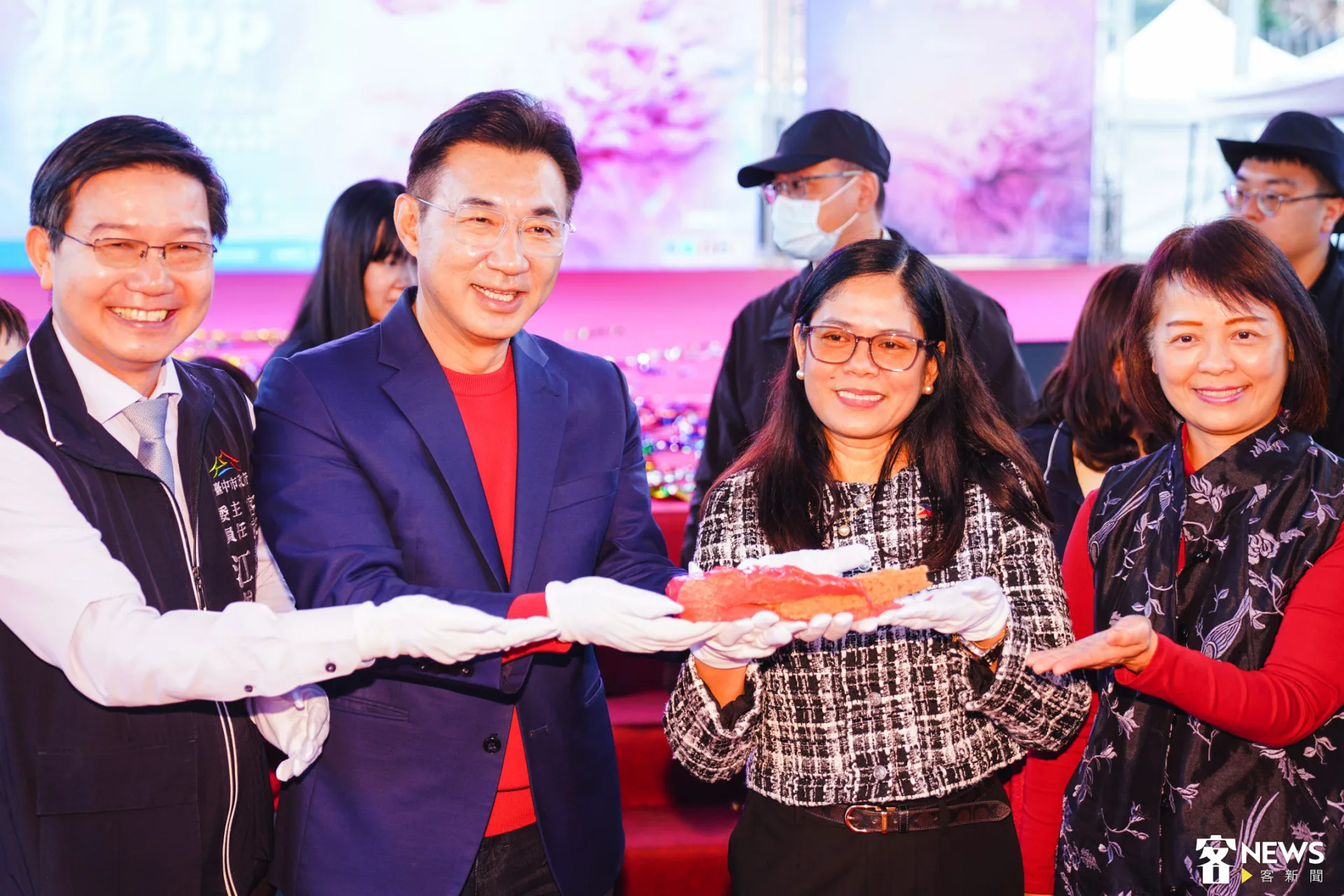 客委會副主委廖育珮（右1）、台中客委會主委江俊龍（左1）、立法院副院長江啟臣（左2）、馬尼拉經濟文化辦事處處長Corazon Hufano Avecilla（右2）等嘉賓親臨東勢新丁粄節。朱愷元攝