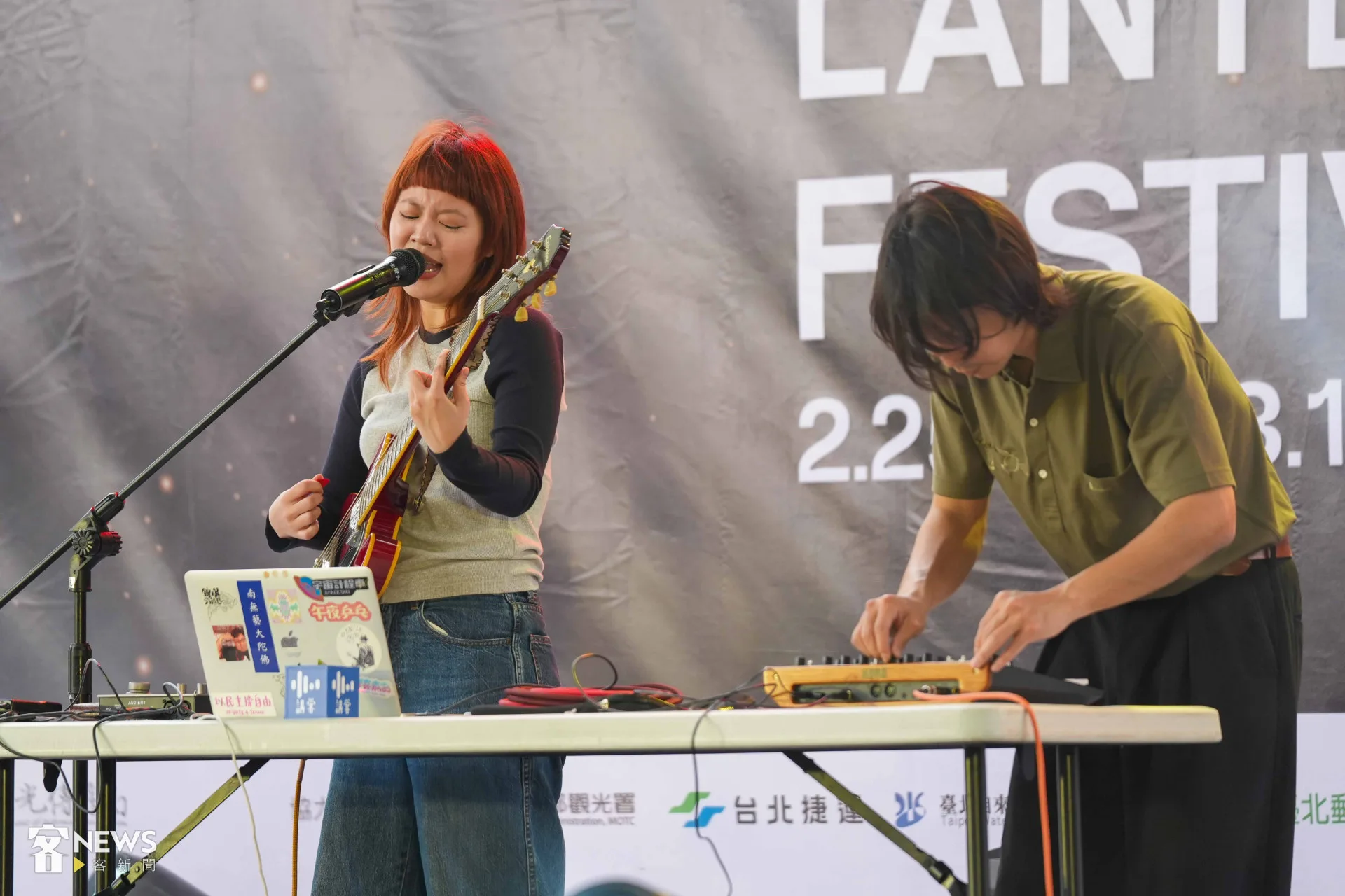 新生代客語創作歌手ANA帶來搖滾與電子曲風的音樂表演。李台源攝