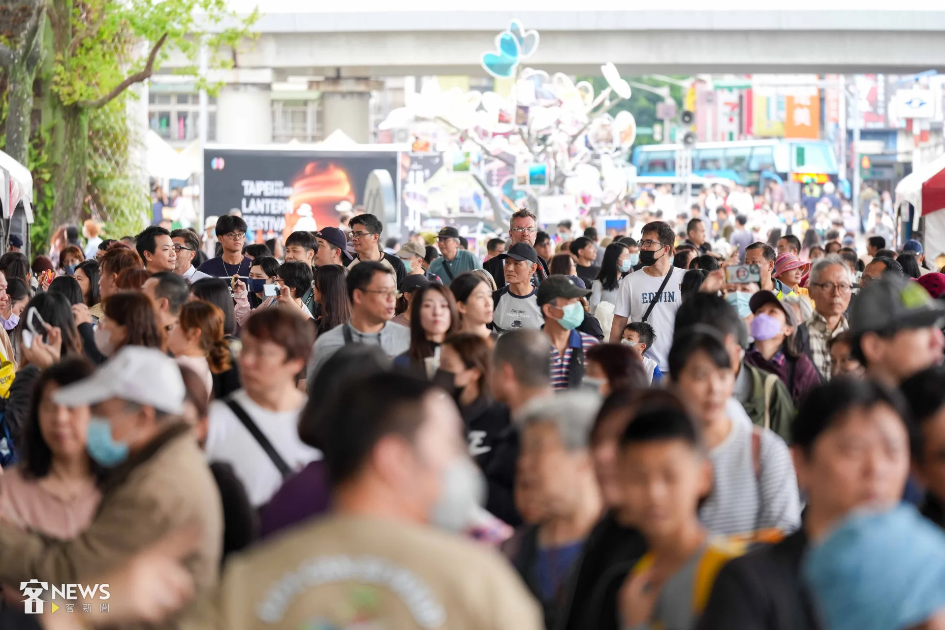 儘管台北燈節晚上才點燈，但下午已湧入大量人潮。李台源攝