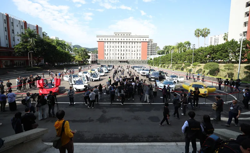行政執行署台北分署2日受託在台灣警察專科學校拍賣太子集團案查扣的33輛名車，包含備受全球收藏家矚目的「四大神獸」法拉利馬王等，吸引大批媒體及民眾到場一睹名車風采。中央社