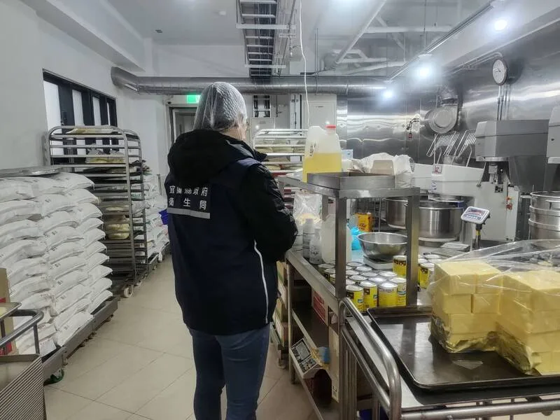 網指宜蘭名店餅中有塑膠膜