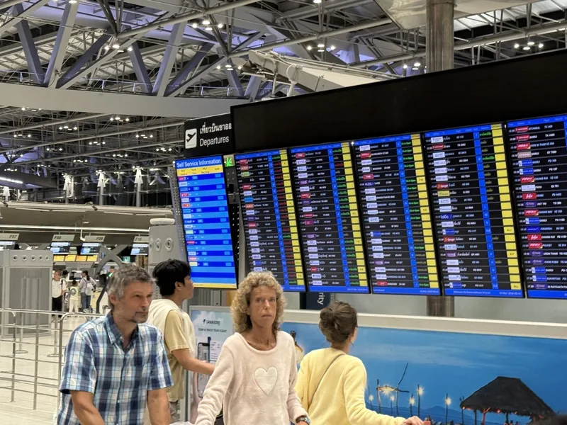 美以聯手空襲伊朗,中東多國關閉領空導致航班大亂,泰國曼谷蘇凡納布機場及其他主要機場有逾百個航班取消,圖為出境大廳航班資訊。中央社