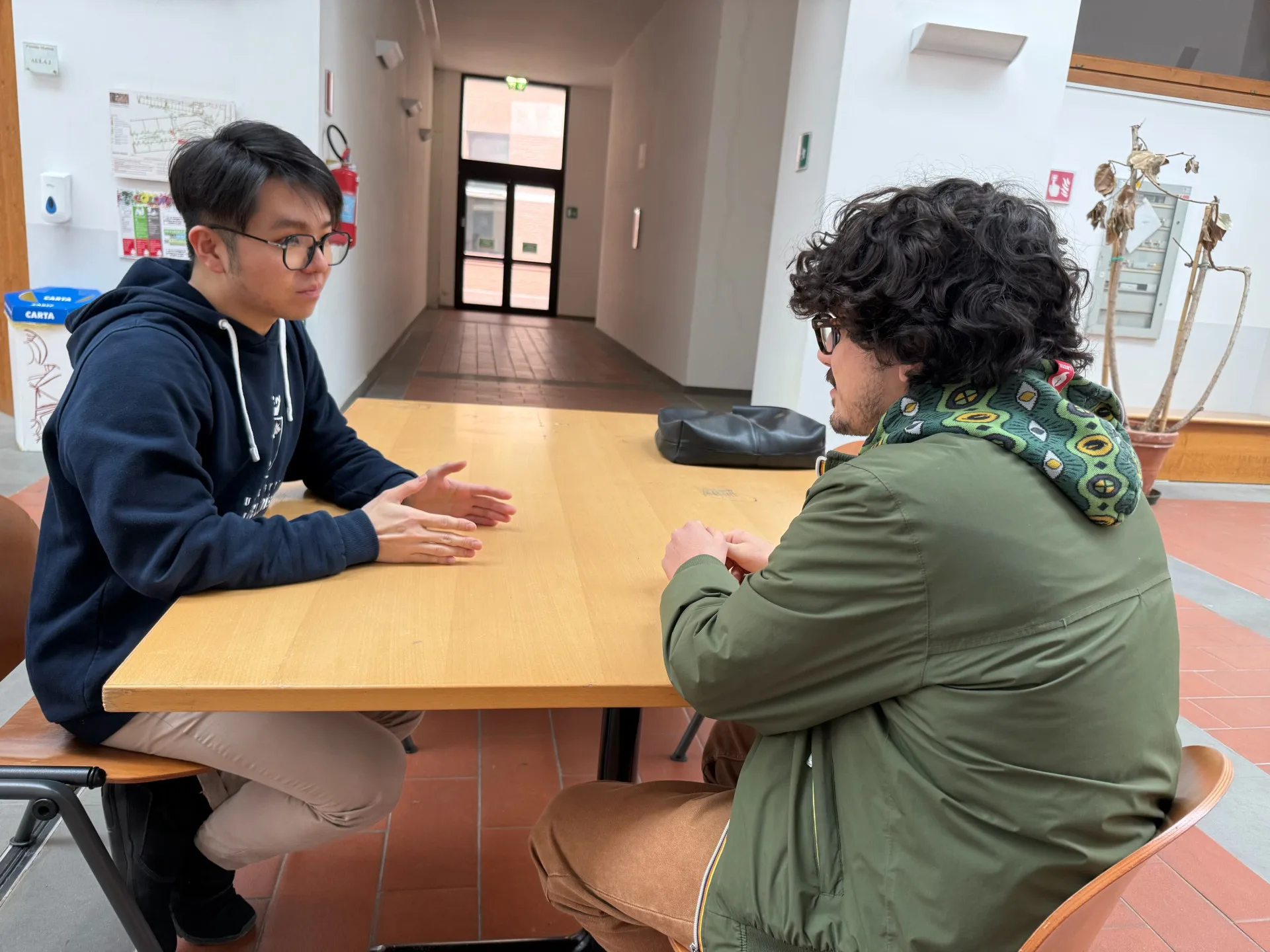 下課的日常對話:跨越國界的觀點交鋒與理解。胡吰誌提供
