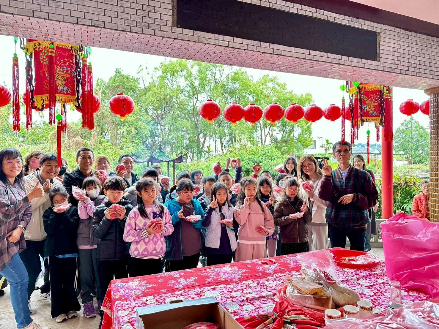 芎蕉下伯公一大早舉行擲筊祈福，石城國小師生共襄盛舉。台中客委會提供