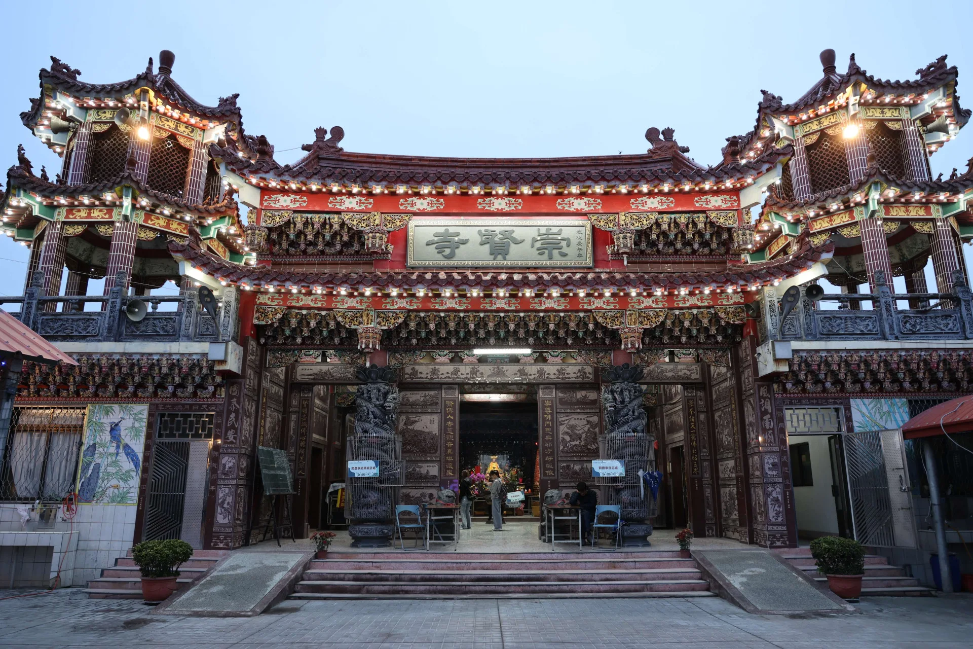 水汴頭崇賢寺同時為兩項民俗保存者，包含2022年登錄的「崙背水汴頭跌（跋）米籮問農事」及2025年登錄的「崙背詔安客庄迎暗境」。雲林縣政府提供