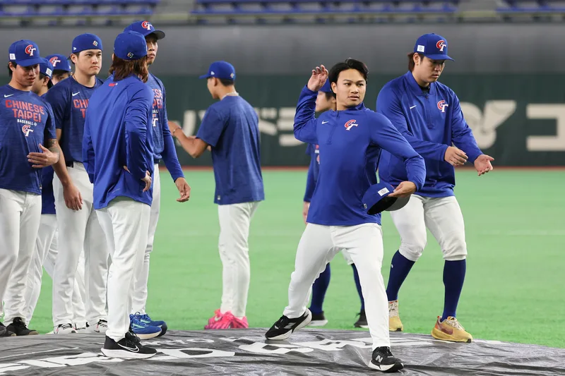 世界棒球經典賽(WBC)台灣隊首戰將與澳洲隊交手,將派出具有最快球速158公里的投手徐若熙(右2)先發。中央社
