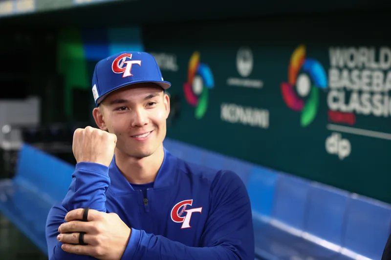 世界棒球經典賽(WBC)台灣隊準備迎戰5日開打比賽,熱身賽中上壘有「抓手腕」的動作,隊長陳傑憲透露是台美混血好手「費仔」費柴德(Stuart Fairchild)(圖)提出建議的,手勢的背後含義,代表大家手牽手、心繫在一起。中央社