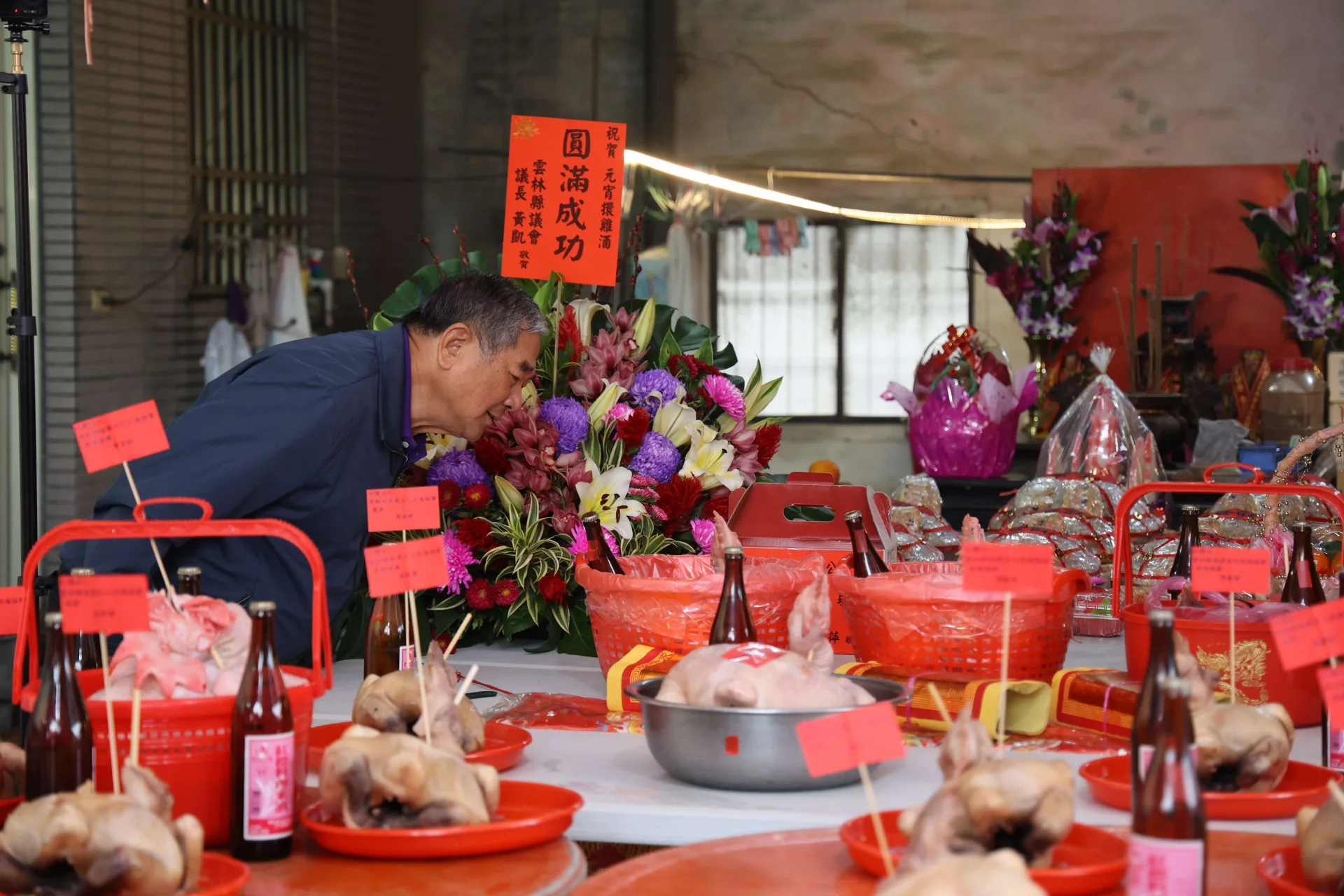 擐雞酒飄香慶元宵，是崙背羅厝傳承百年詔安客家習俗。雲林縣政府提供