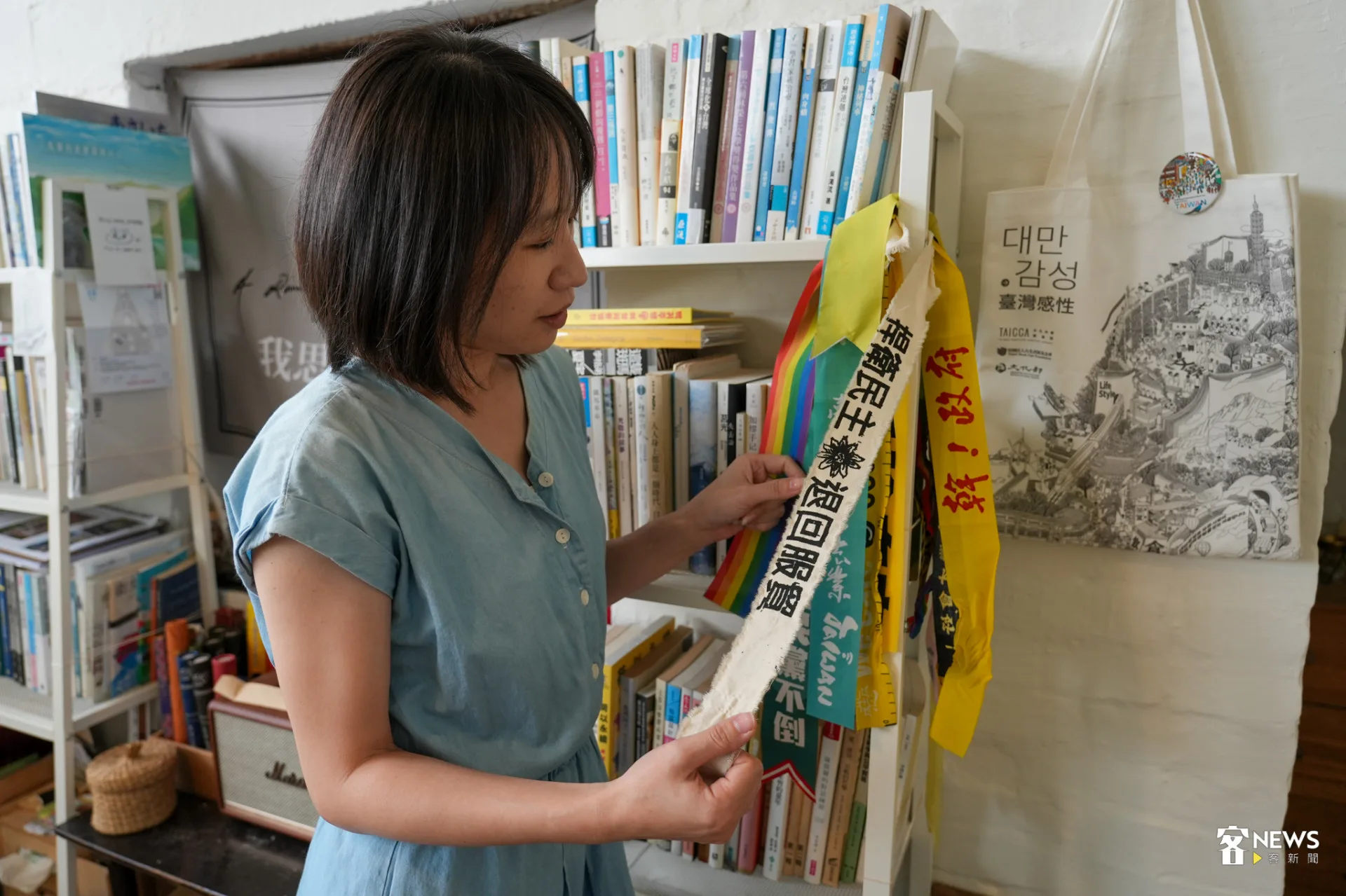 書店二樓，朱毓萍的個人空間裡擺放許多藏書，也收藏各種參與公共議題的飄帶。蔡依璇攝