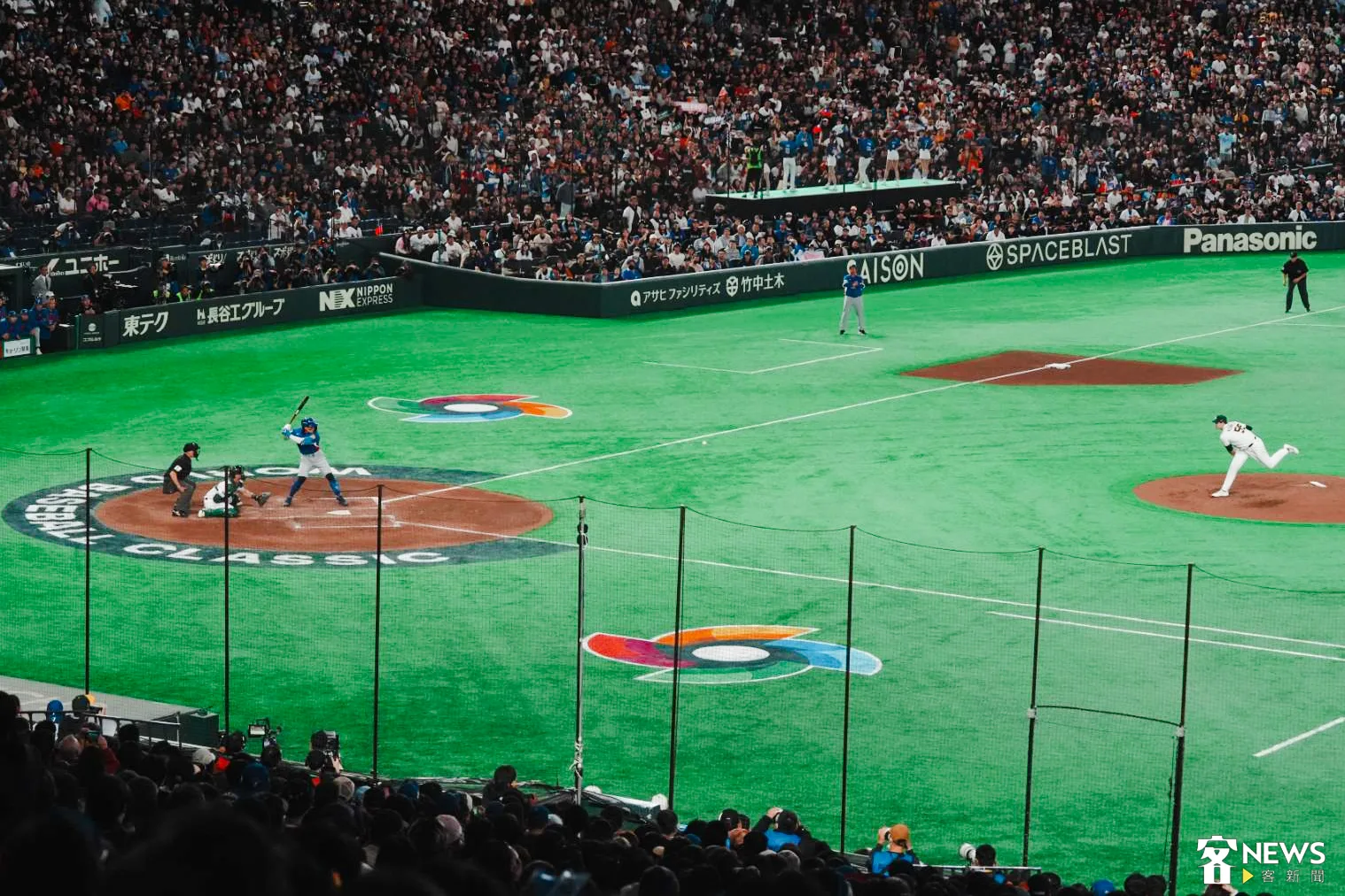 世界棒球經典賽(WBC)台灣隊首戰與澳洲交手,東京巨蛋觀眾席上坐滿台灣球迷。李台源攝