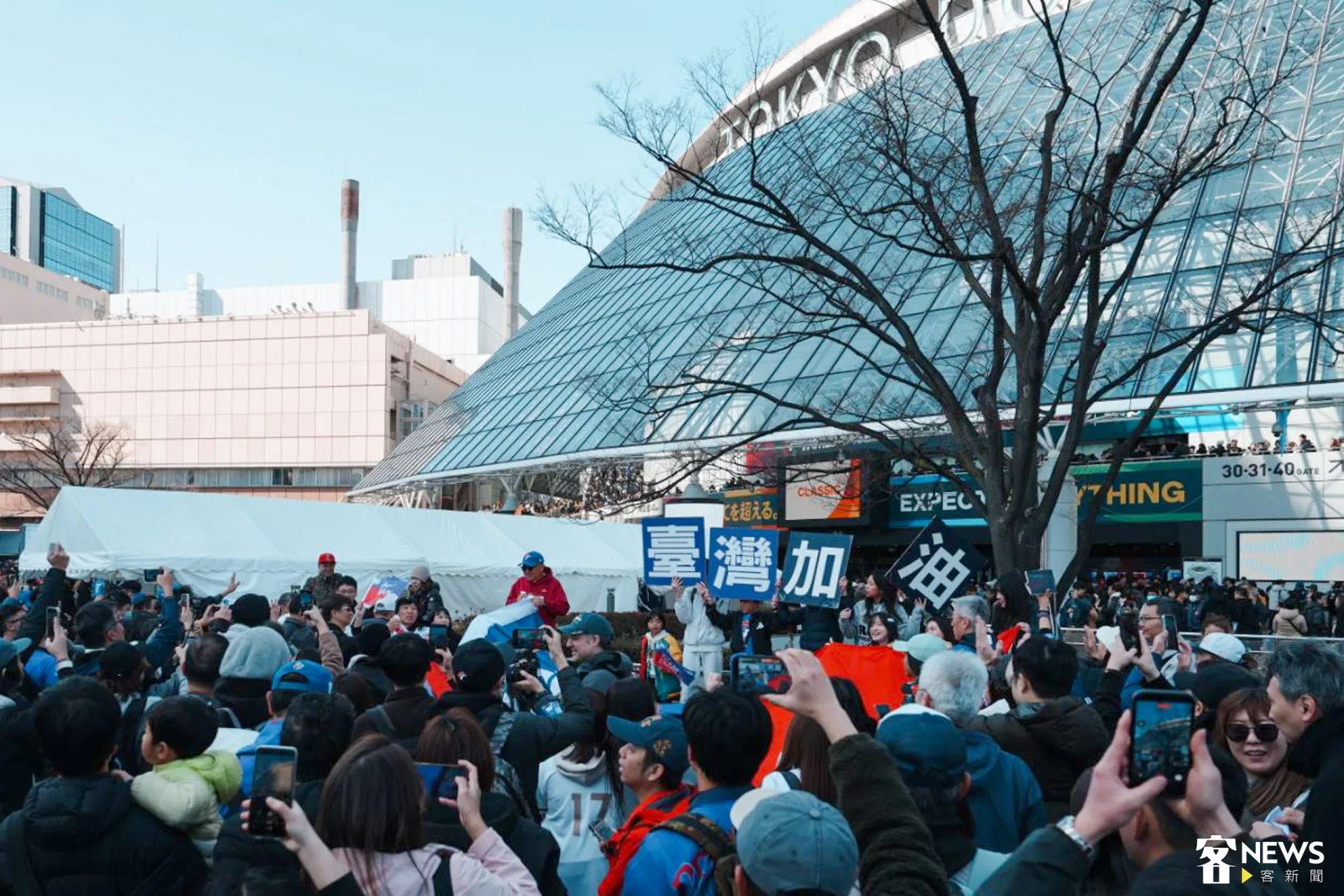 2026WBC台澳大賽今天開打，台灣球迷高舉應援板子準備進場加油。李台源攝