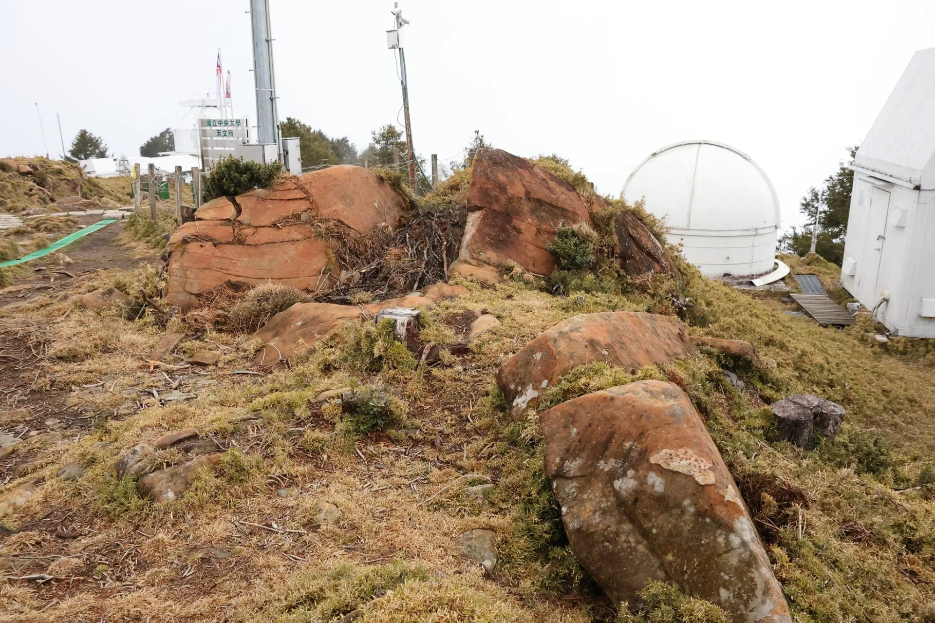 遇到巨石或無法埋碑的地點，會用鋼製鑿子在岩石上刻出十字標記或字樣，作為永久性標點。鹿林山中央天文台觀測員蕭翔耀提供