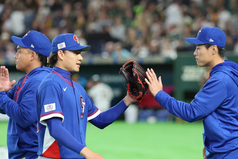 世界棒球經典賽(WBC)C組預賽5日在東京巨蛋開打,台灣隊首戰交手澳洲隊,派出旅日好手徐若熙(中)先發,主投4局無失分。中央社