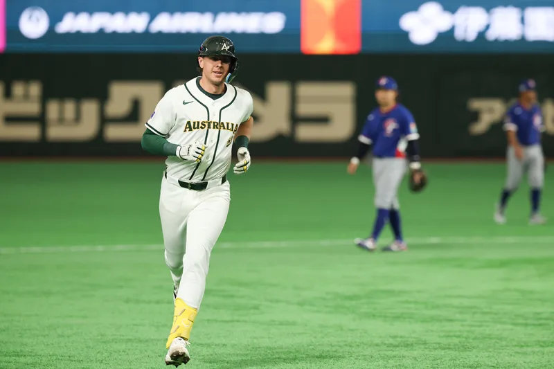 世界棒球經典賽(WBC)C組預賽5日開打,台灣隊首戰迎戰澳洲隊。澳洲隊柏金斯(左)5局開轟,助隊取得2:0領先。中央社