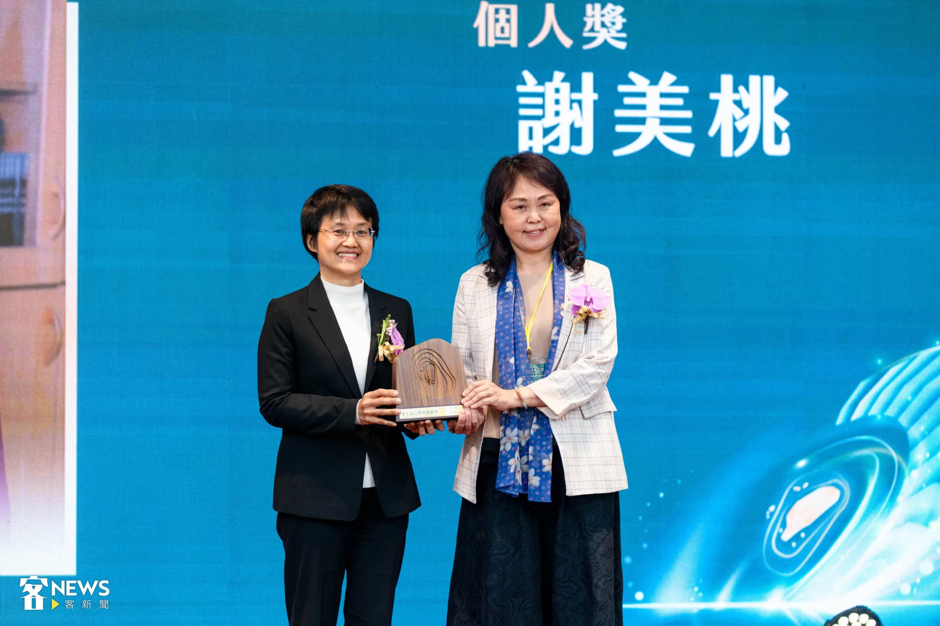 本土語言傑出貢獻獎個人獎得主謝美桃,從客委會主委手中接下獎座。范修語攝