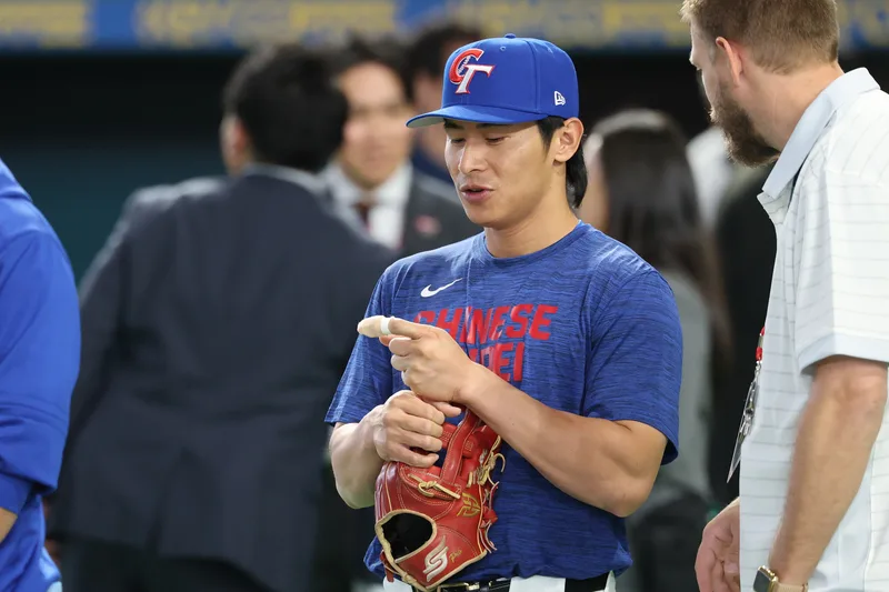 世界棒球經典賽（WBC）C組預賽台灣隊迎來第2戰，6日在東京巨蛋與日本隊交手，台灣隊長陳傑憲（中）帶傷參與賽前練球。中央社
