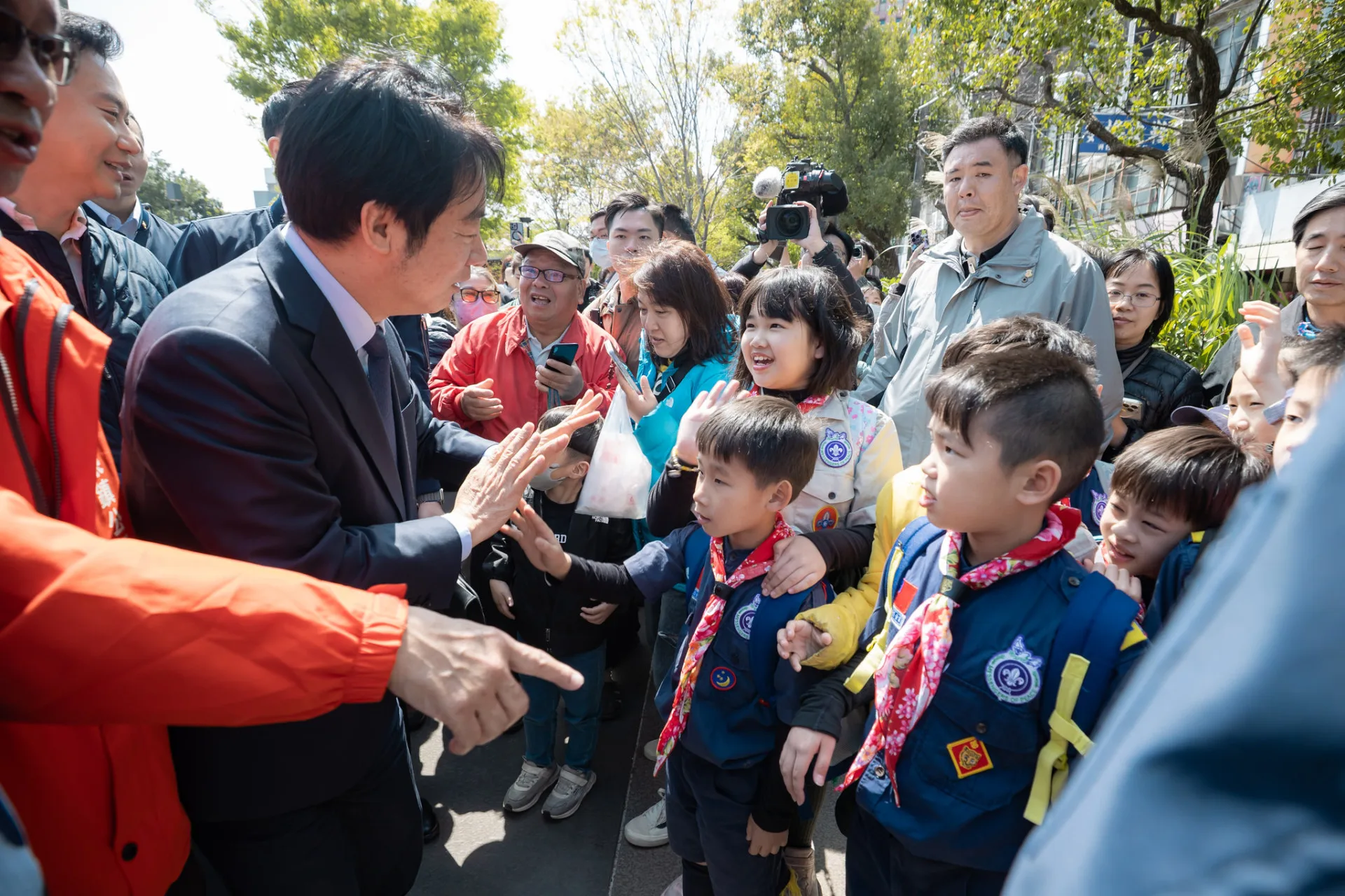 總統賴清德出席竹東客家山歌比賽,向參加比賽的小朋友打氣。總統府提供